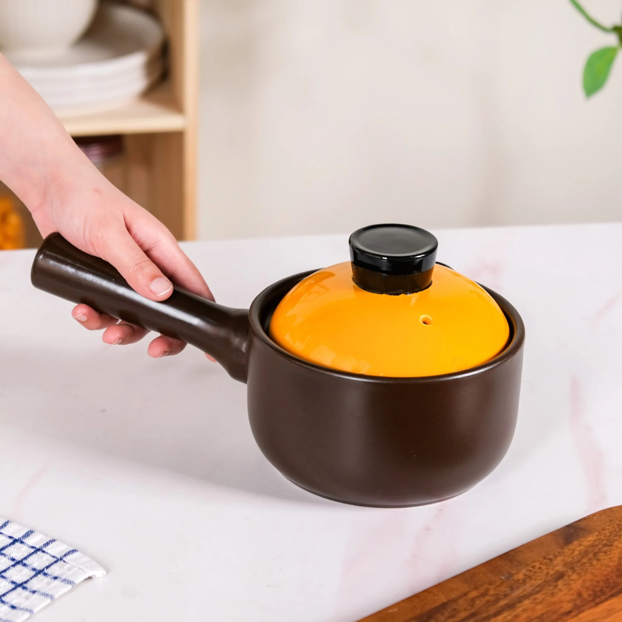 Amber Ceramic Sauce Pan With Handle And Lid 1000ml - Image 5