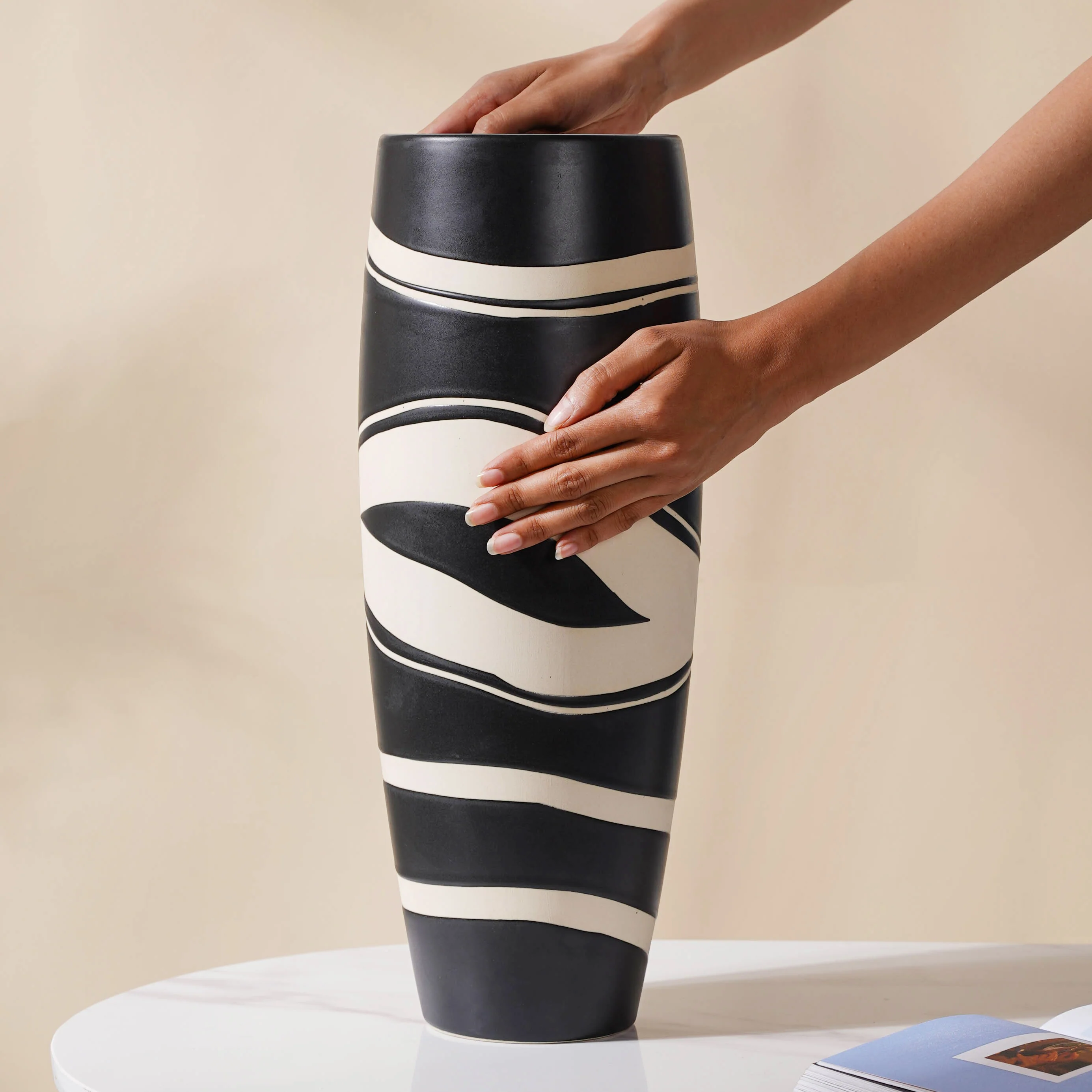 Black and White Flower Vase - Image 2