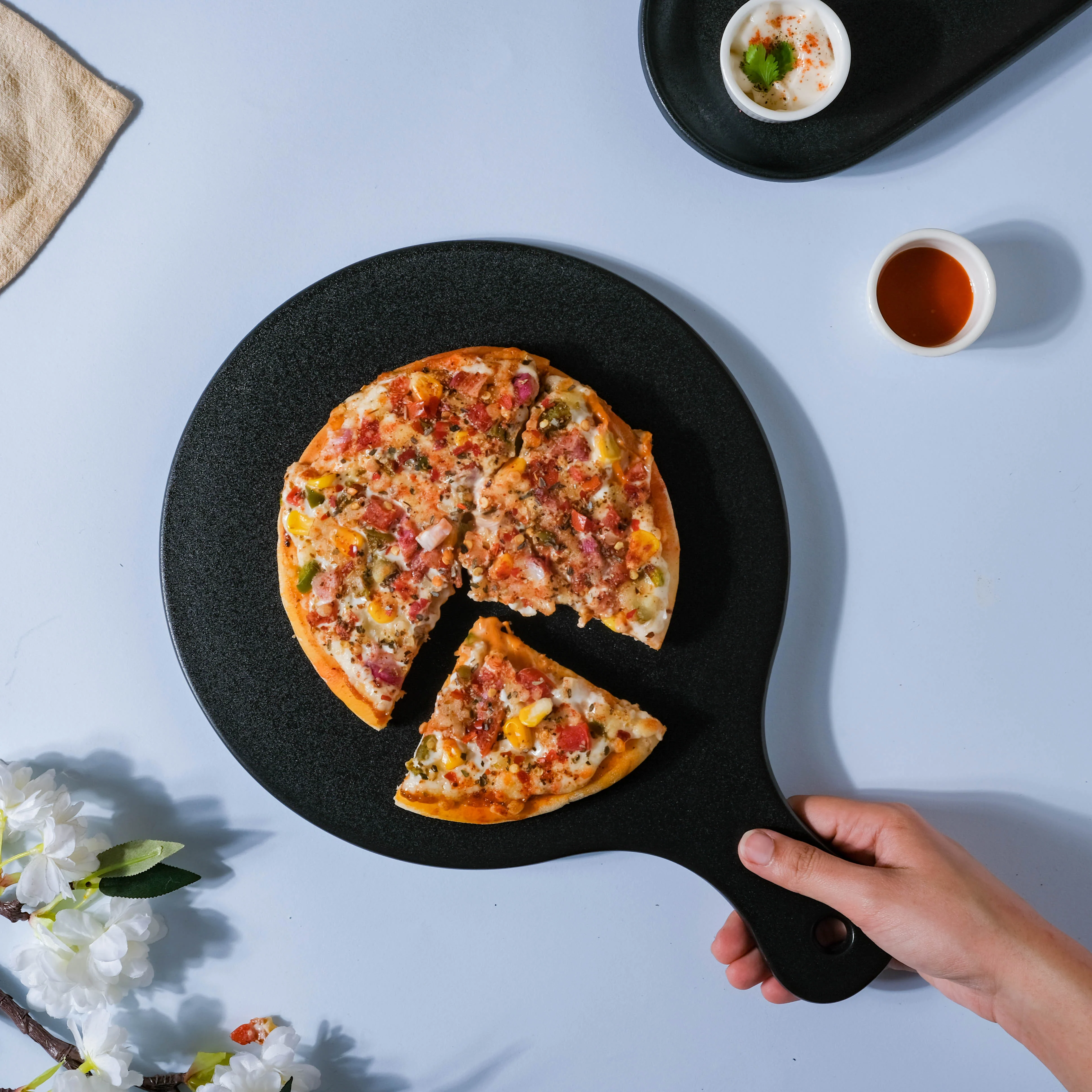 Black Pizza Platter With Handle - Image 4