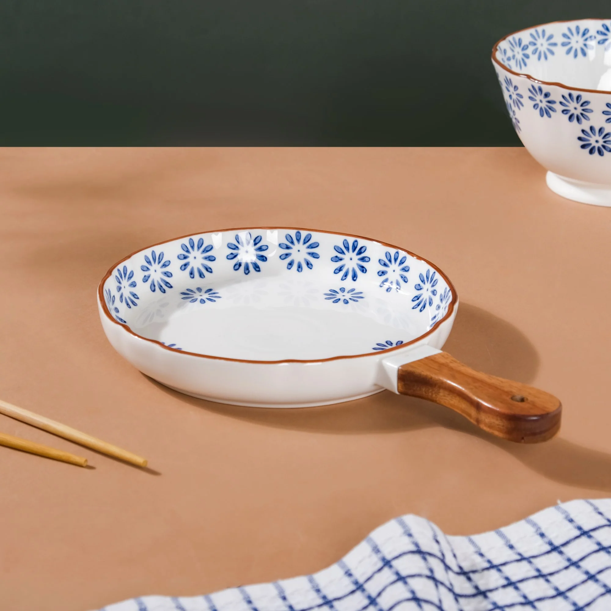 Blue Daisy Baking Plate With Handle 7.5 Inch