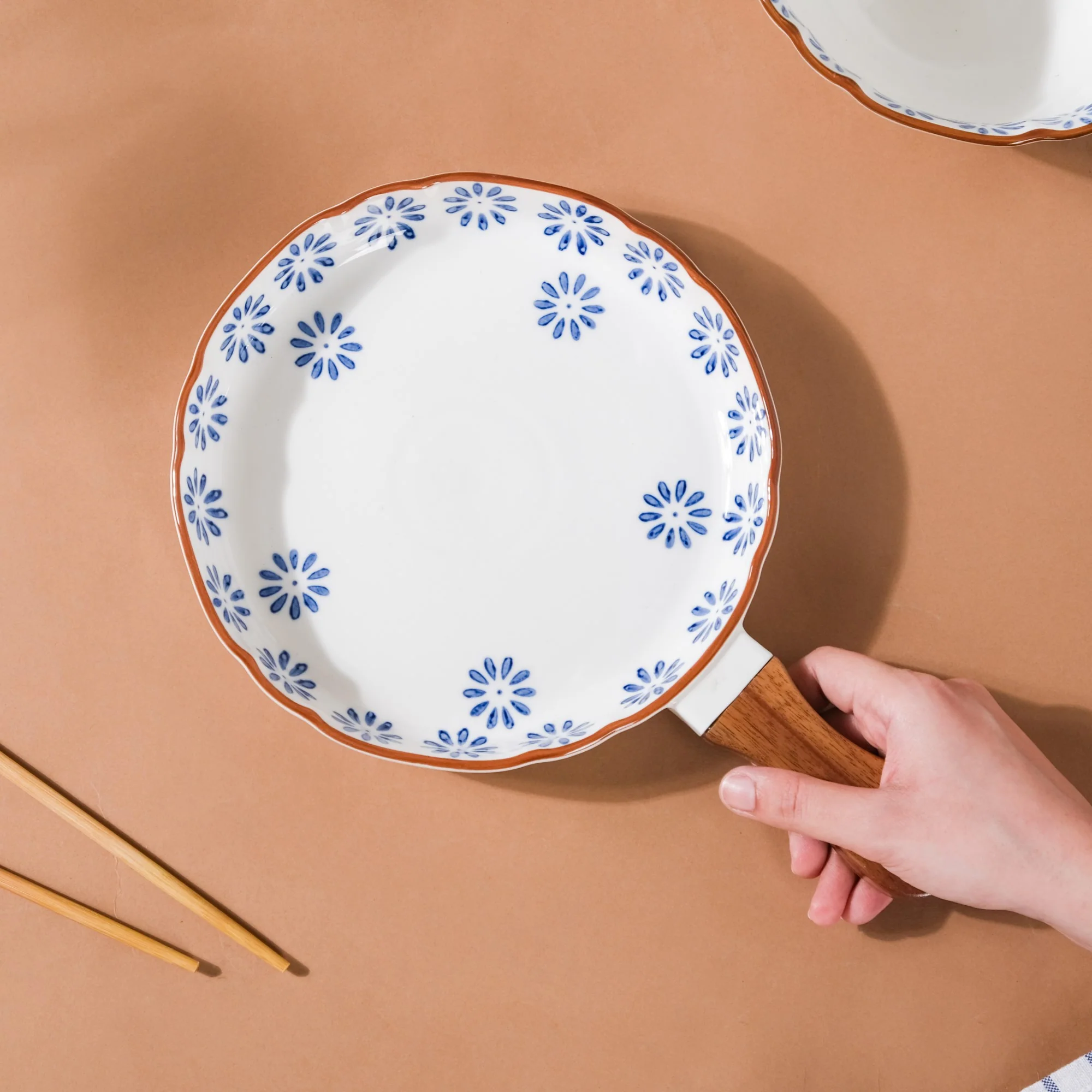 Blue Daisy Baking Plate With Handle 7.5 Inch - Image 5