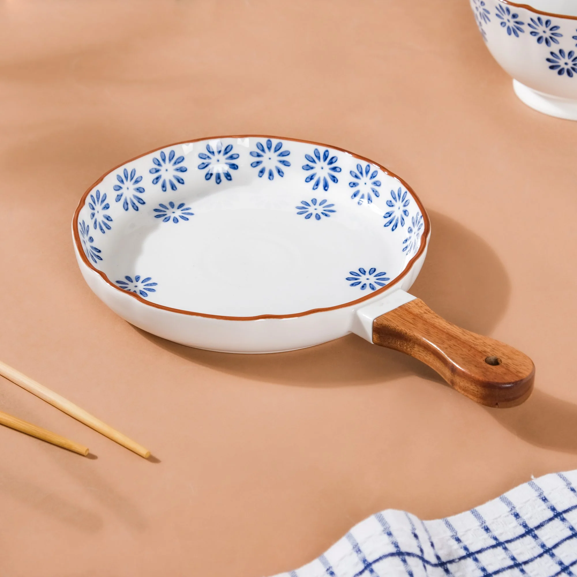 Blue Daisy Baking Plate With Handle 7.5 Inch - Image 6