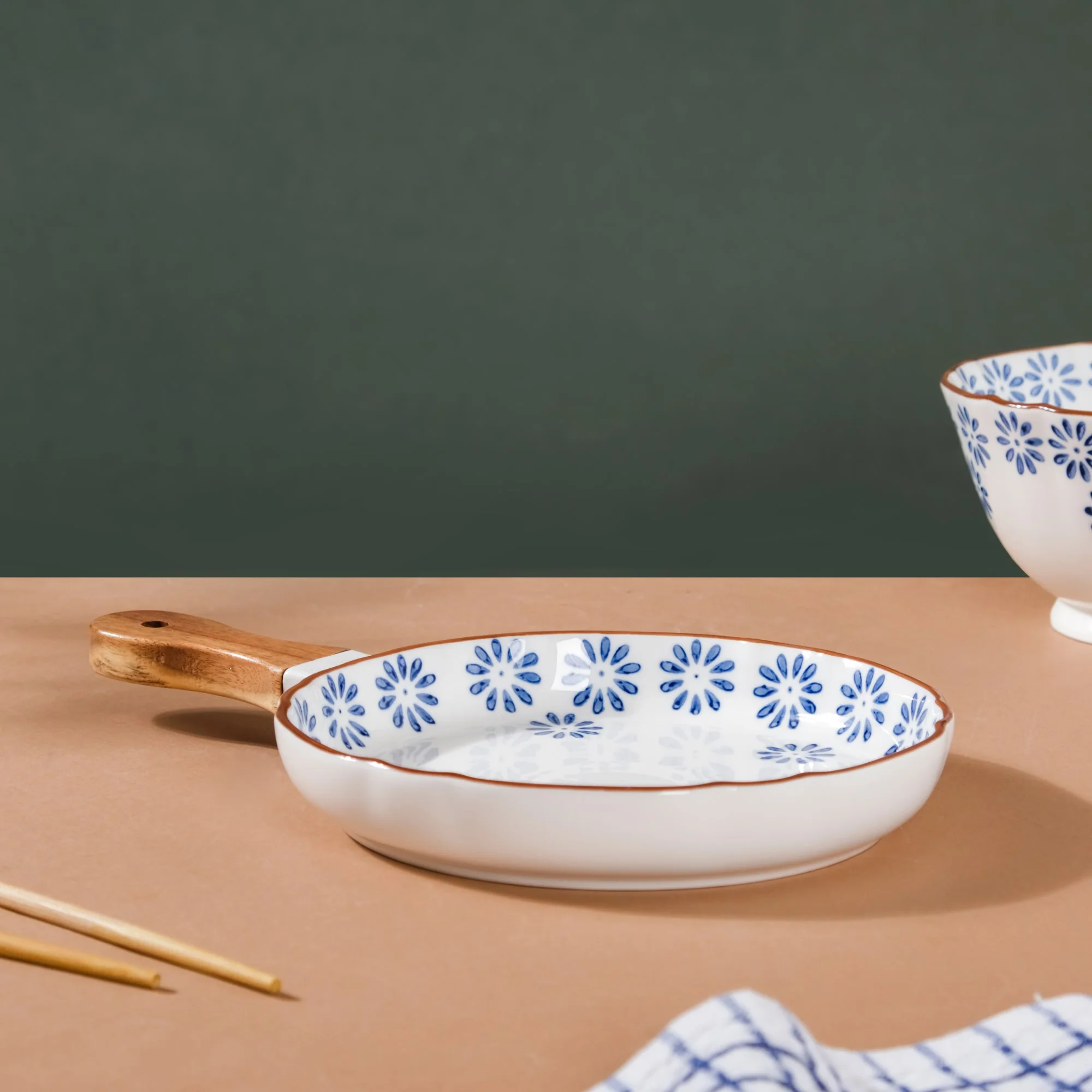 Blue Daisy Baking Plate With Handle 7.5 Inch - Image 8