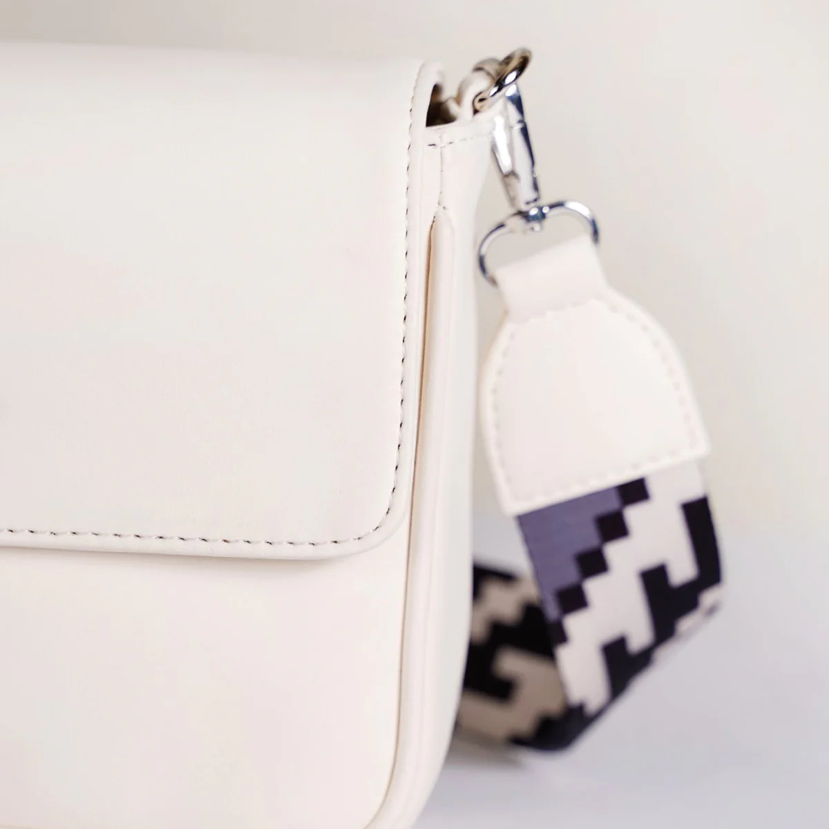 Brio Classic Confidence Shoulder Bag White - Image 13