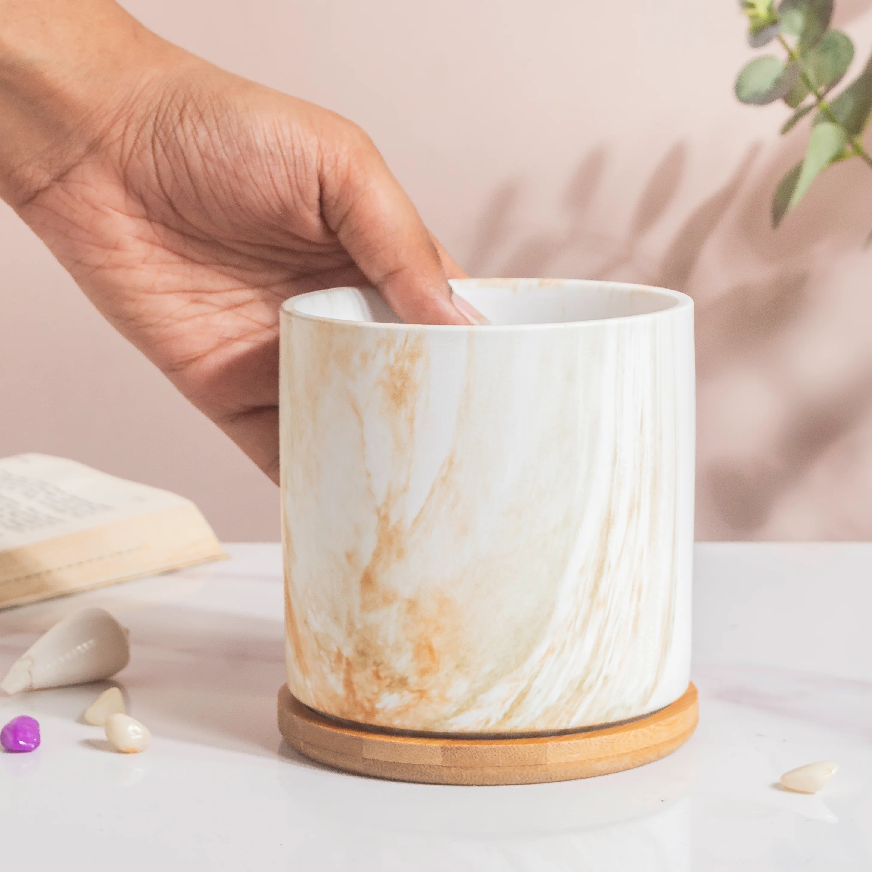 Carrara Brown Splash White Planter With Wooden Coaster - Image 2