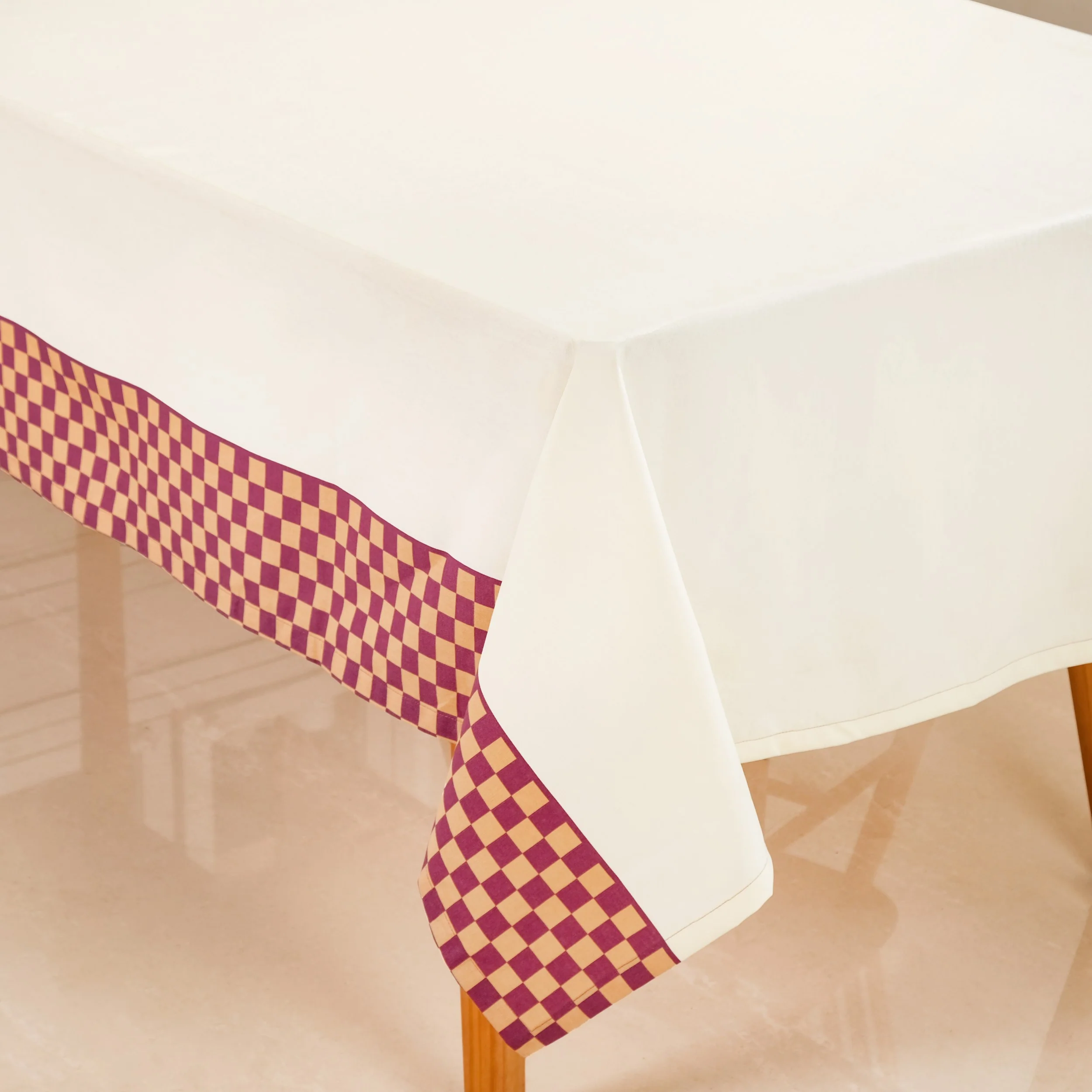 Checkered Border 8 Seater Table Cloth 274x152cm - Image 2