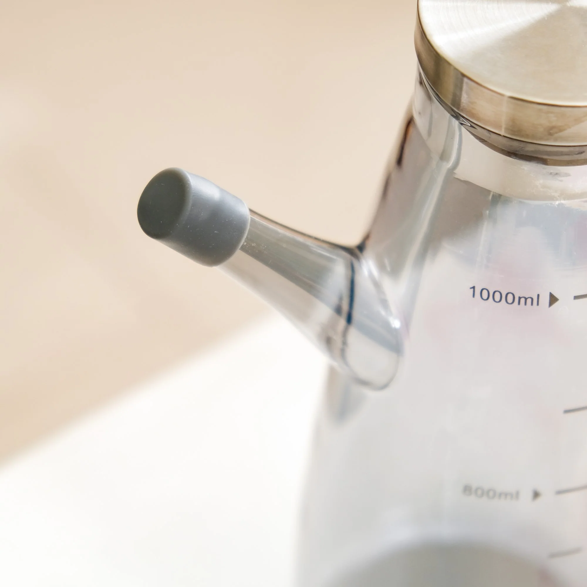 Chic Grey Borosilicate Glass Oil Jar Dispenser With Markings 1000ml - Image 5