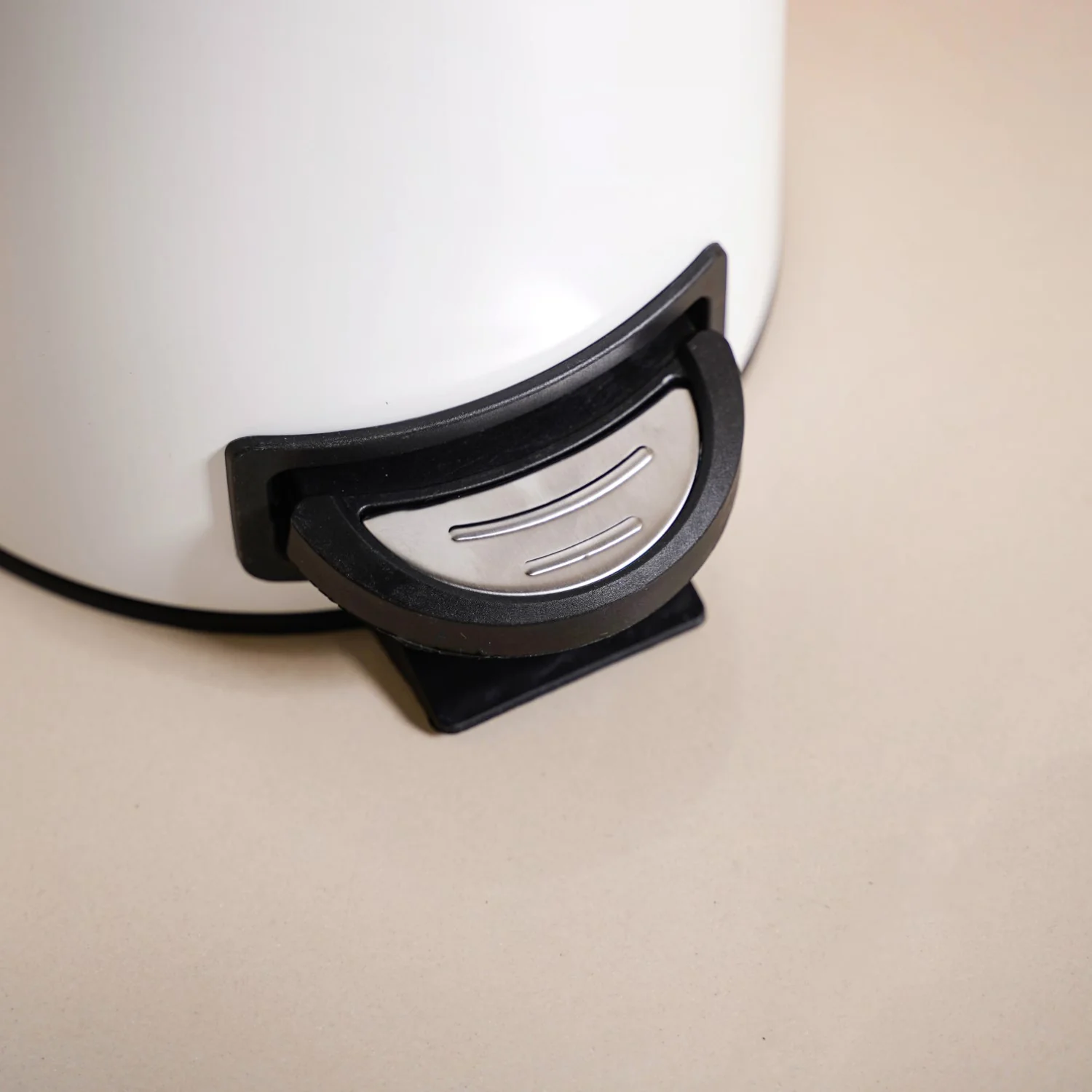 Clean Curve Metal Dustbin With Removable Bucket White 5000ml - Image 9