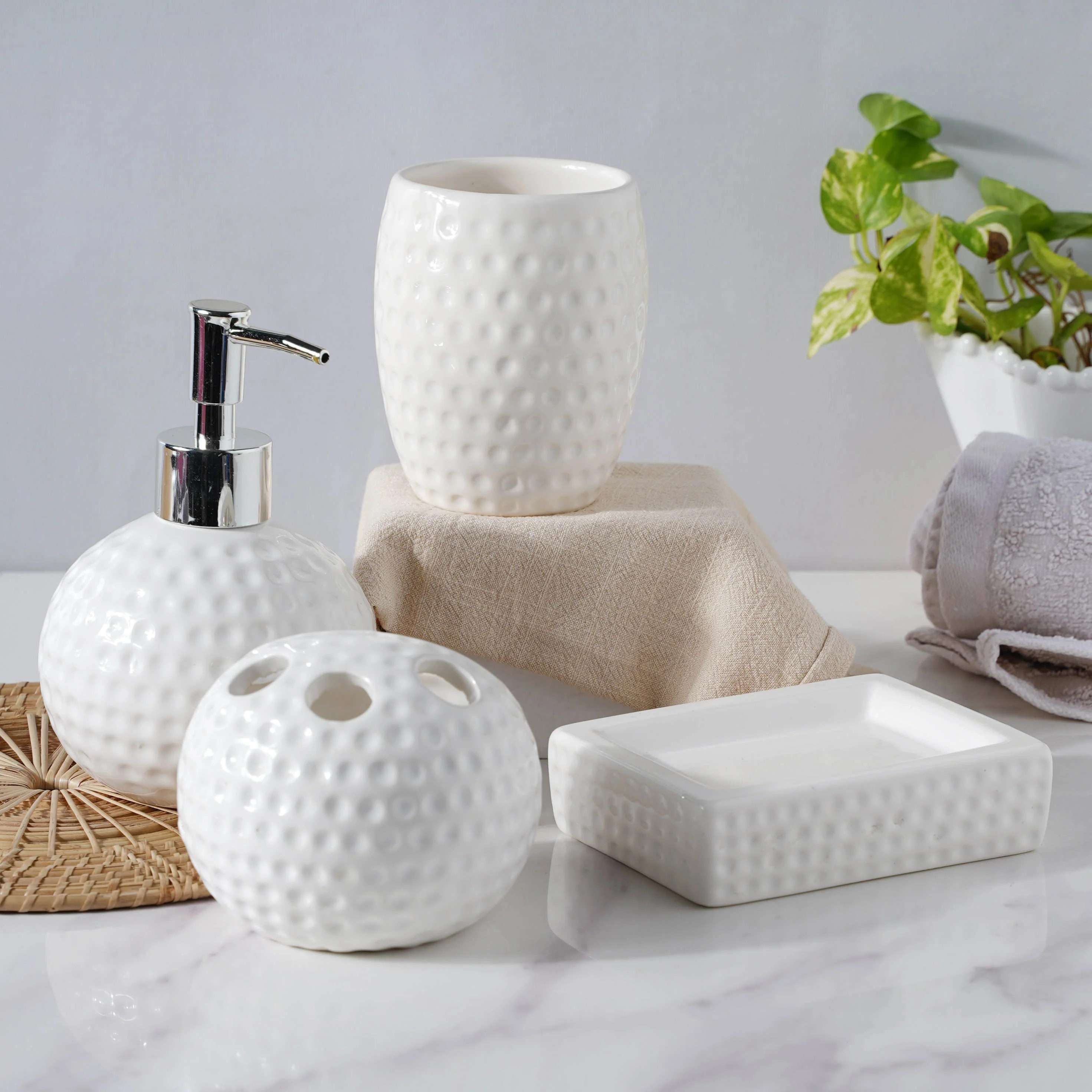 Cloudy White Fantasia Bath Set - Image 3