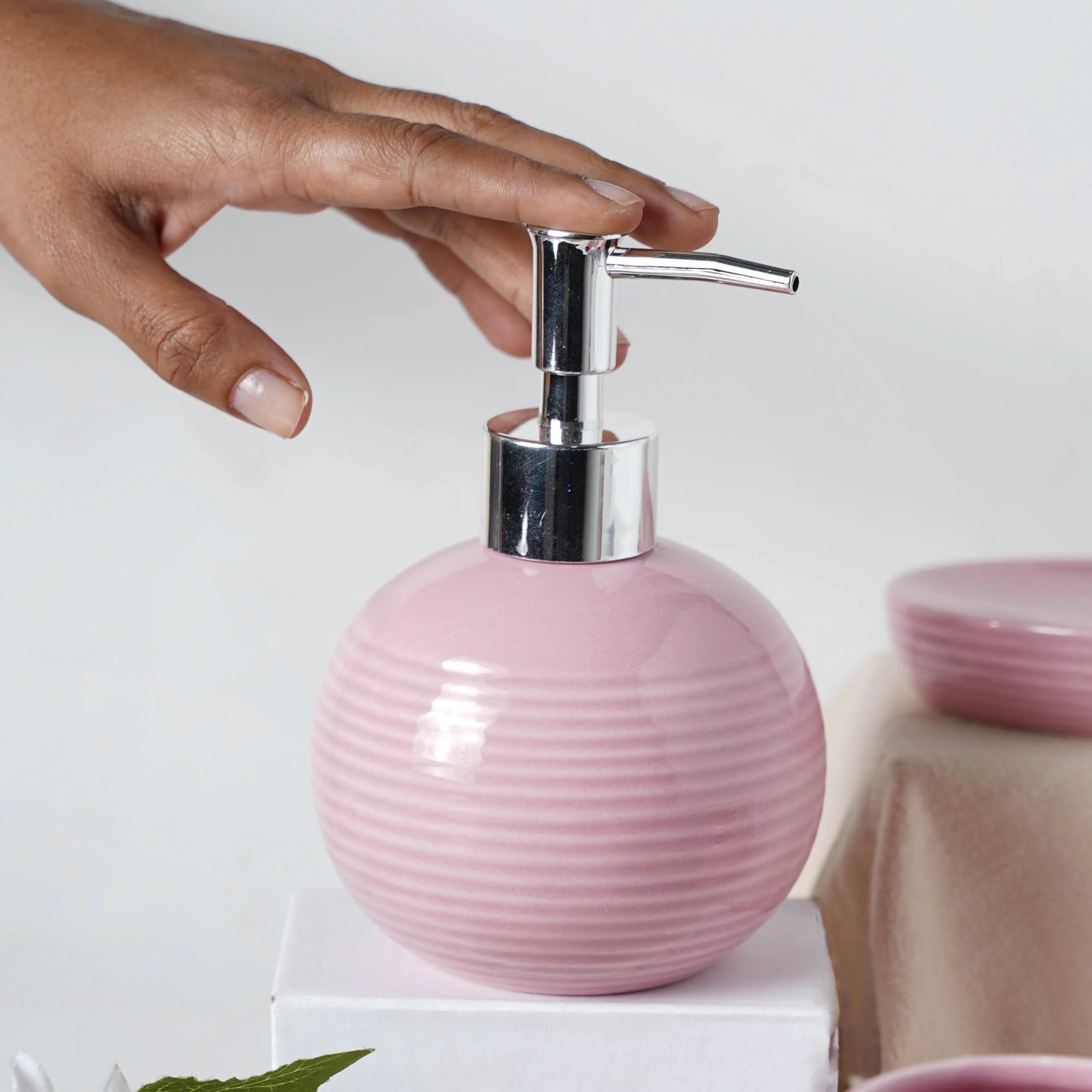 Complete Set of Ceramic Bath Accessories Pink - Image 7