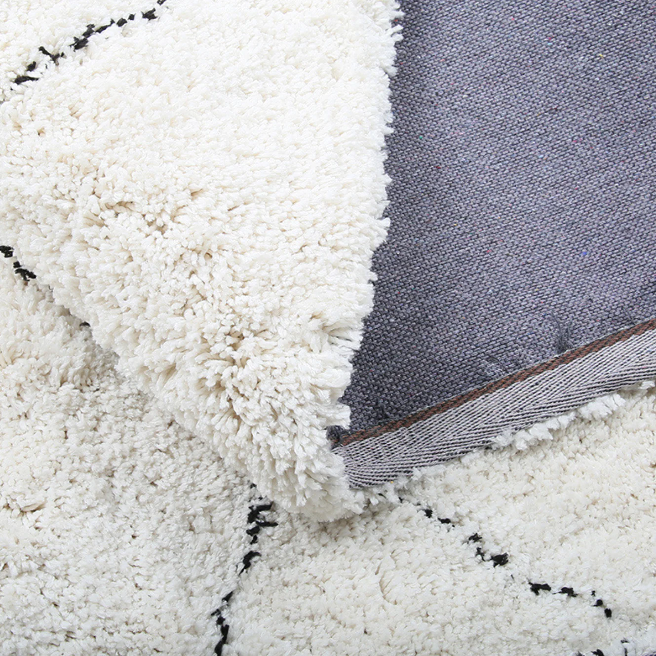 BRAD criss cross fringe rug (S) - Off-White - Image 3