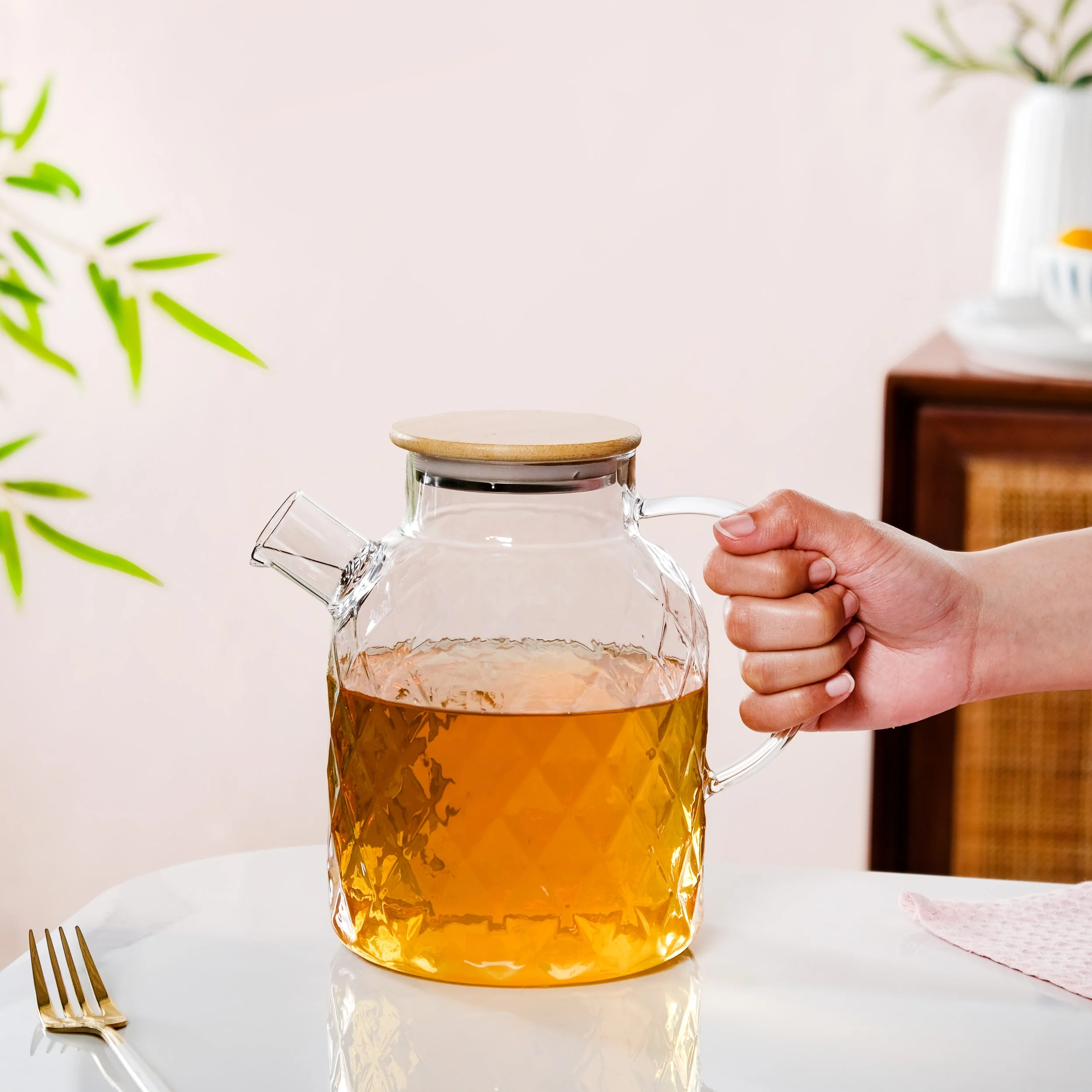 Diamond Glass Jug With Metal Spout Strainer 1700ml - Image 2