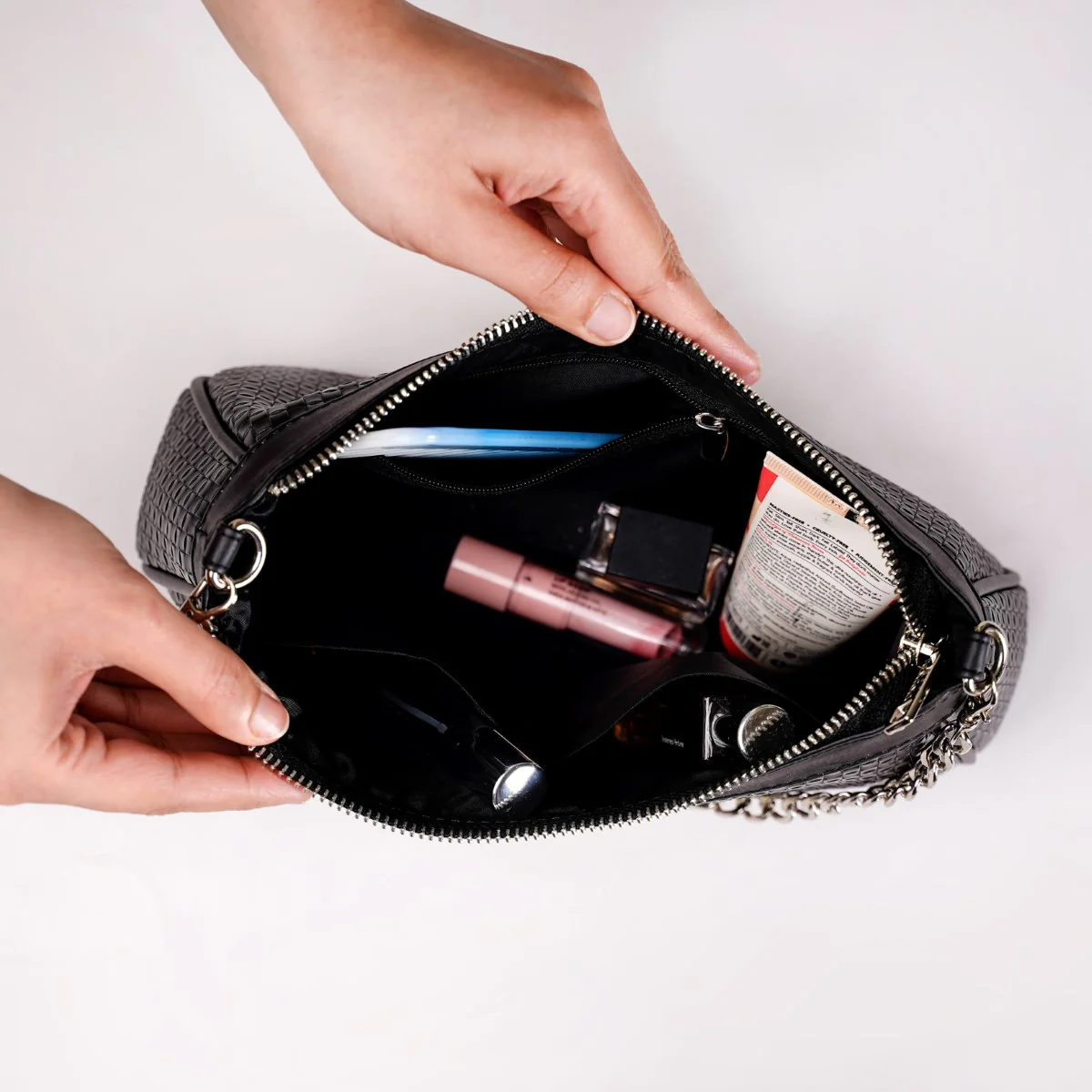 Lusso Black Sling Handbag - Image 10