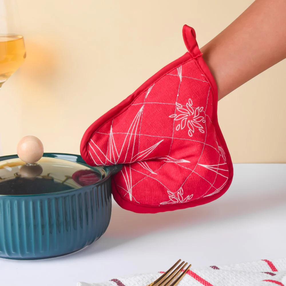 Festive Christmas Oven Mitt And Mat Red Set Of 2 - Image 5