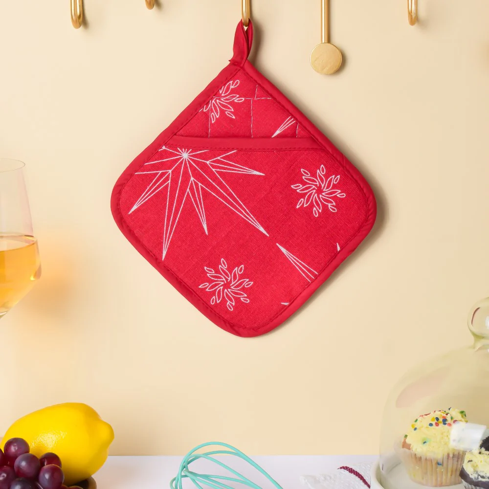 Festive Christmas Oven Mitt And Mat Red Set Of 2 - Image 9