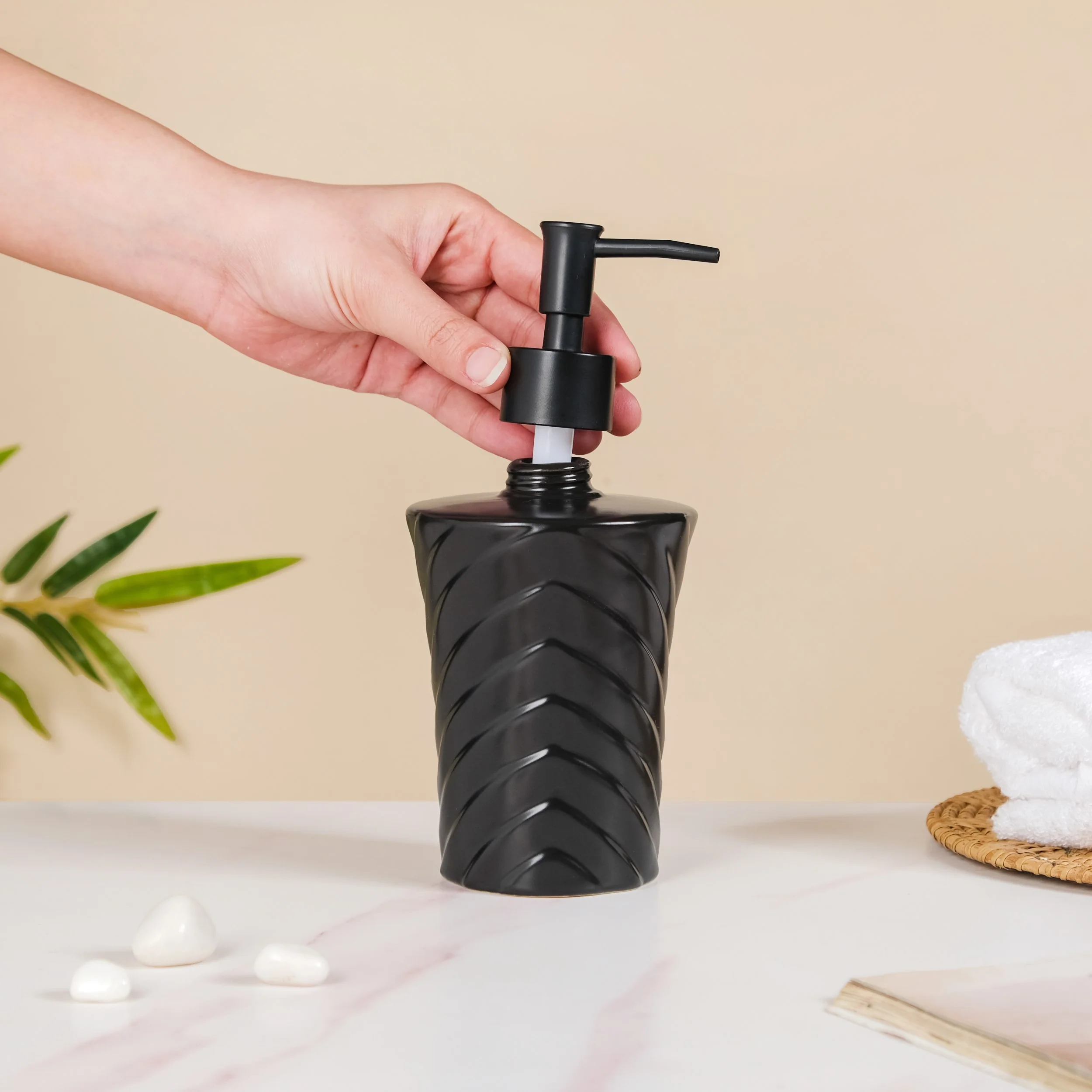 Geometric Design Liquid Dispenser Black 300ml - Image 2