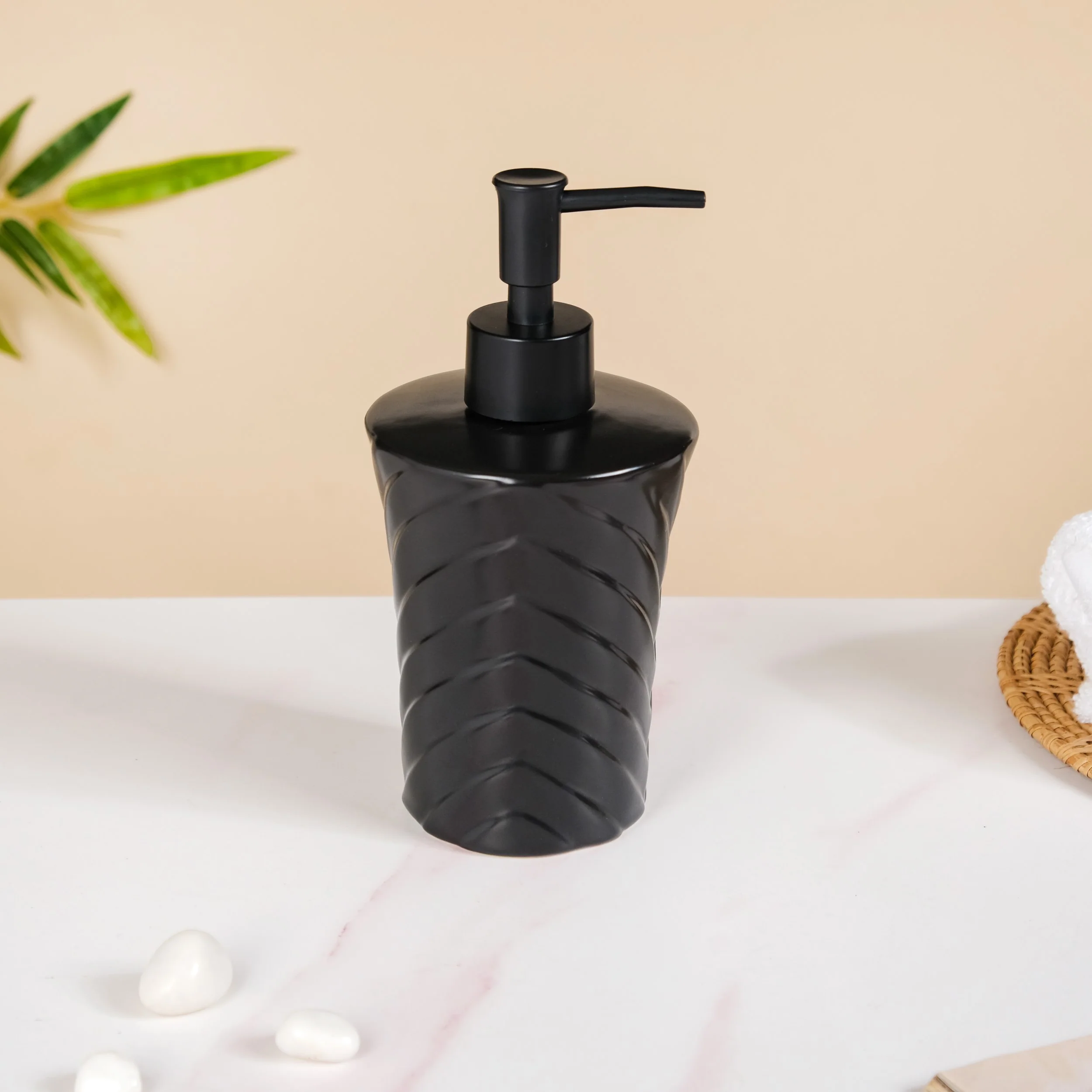 Geometric Design Liquid Dispenser Black 300ml - Image 6