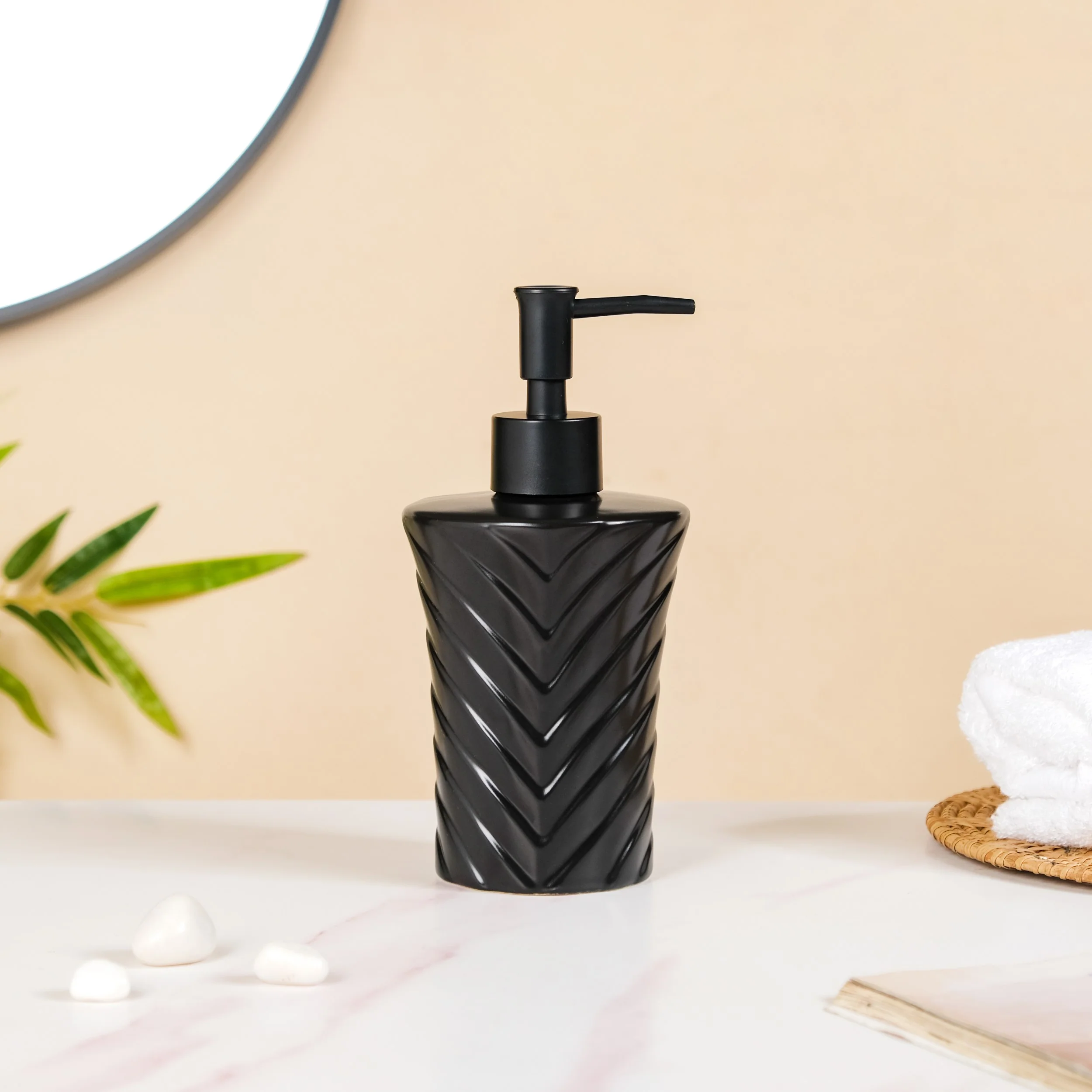 Geometric Design Liquid Dispenser Black 300ml - Image 7