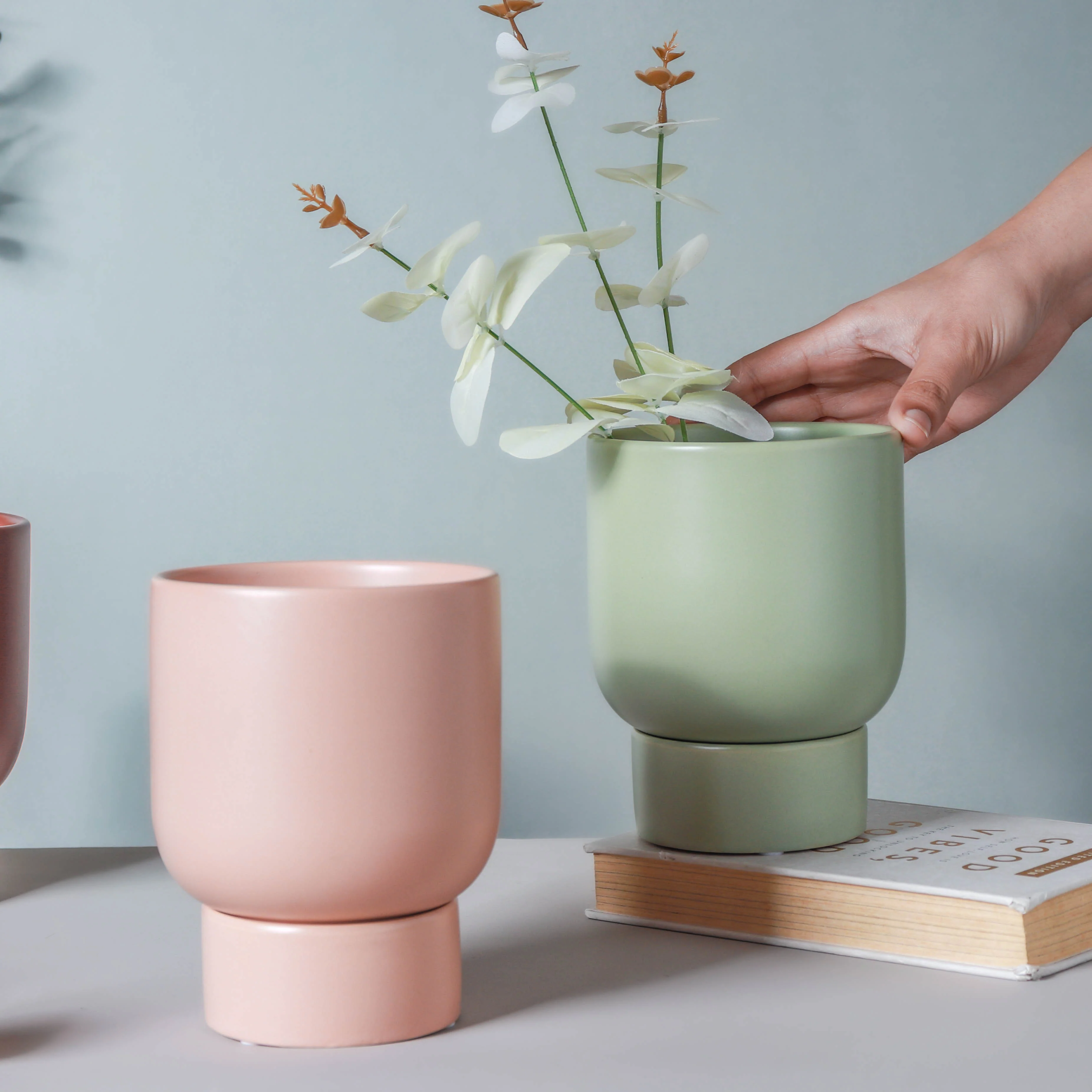 Gloss Finish Planter With Stand - Image 2
