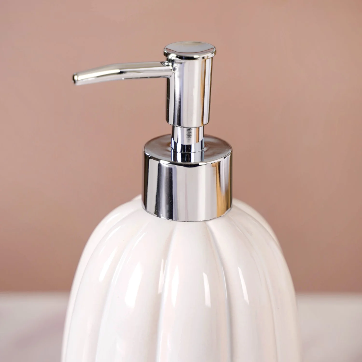 Glossy Lined Soap Dispenser White 400ml - Image 7
