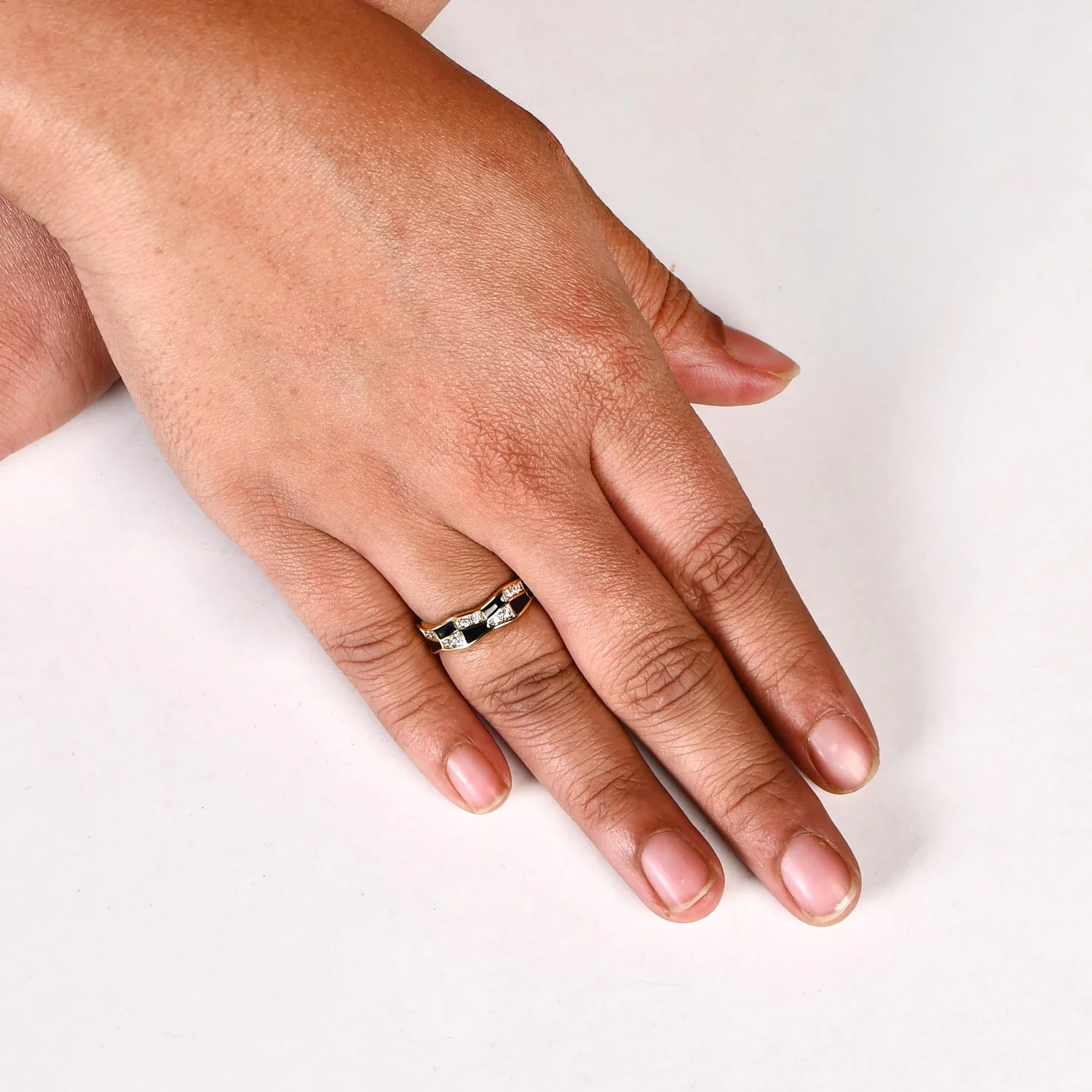 Gold Checkered Glamour Wavy Ring - Image 2
