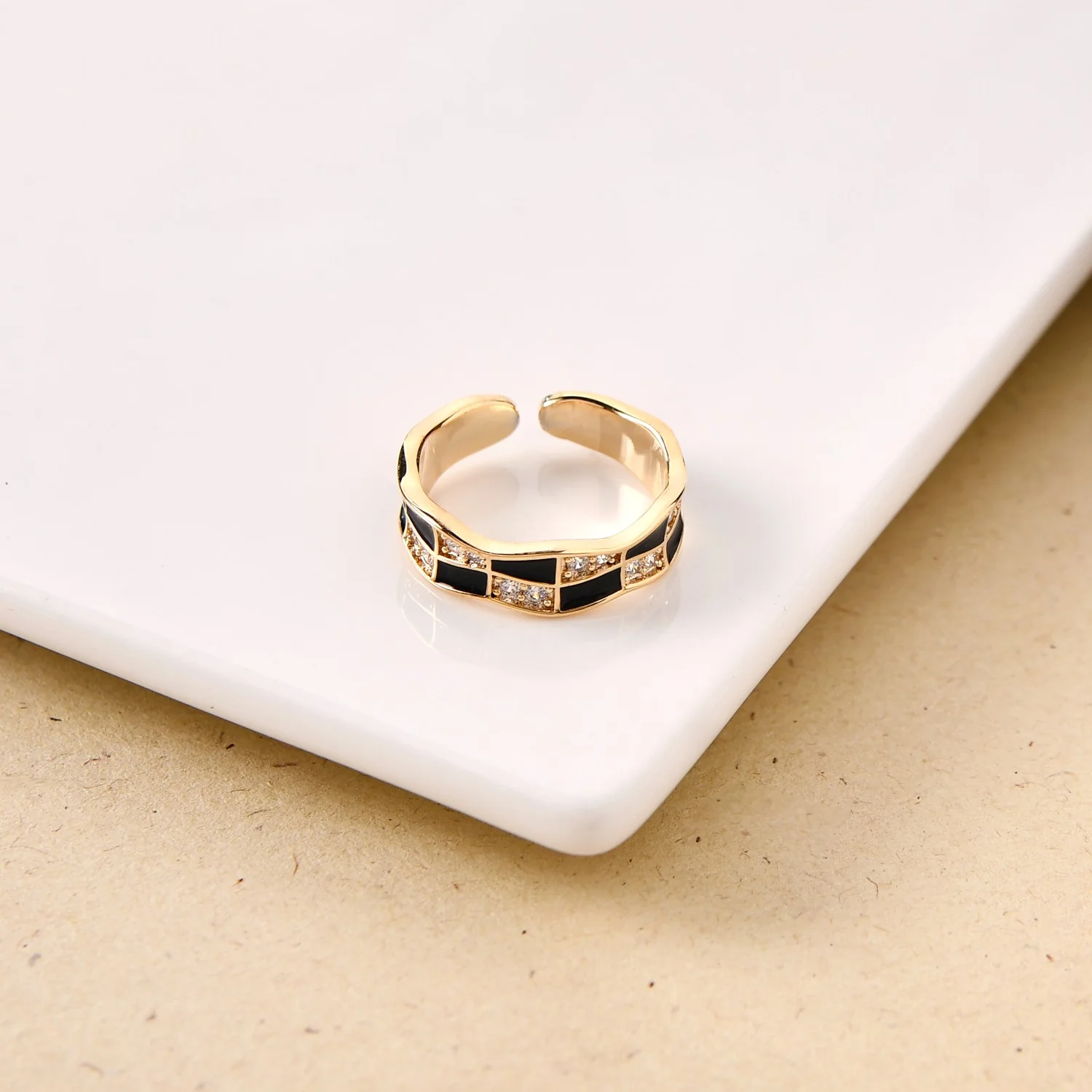 Gold Checkered Glamour Wavy Ring - Image 5