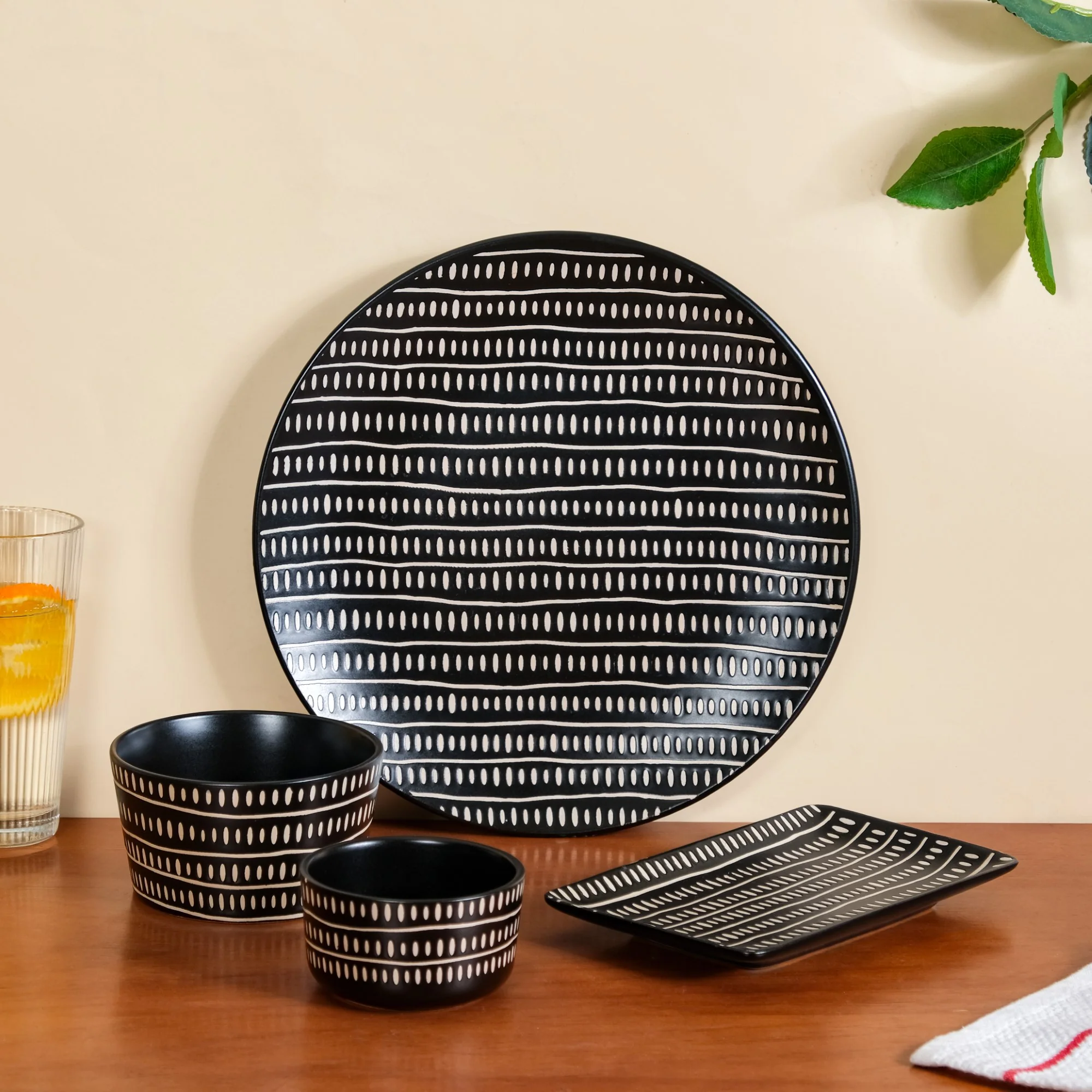 Kuro 24 Piece Ceramic Dinner Set For 6 - Image 2