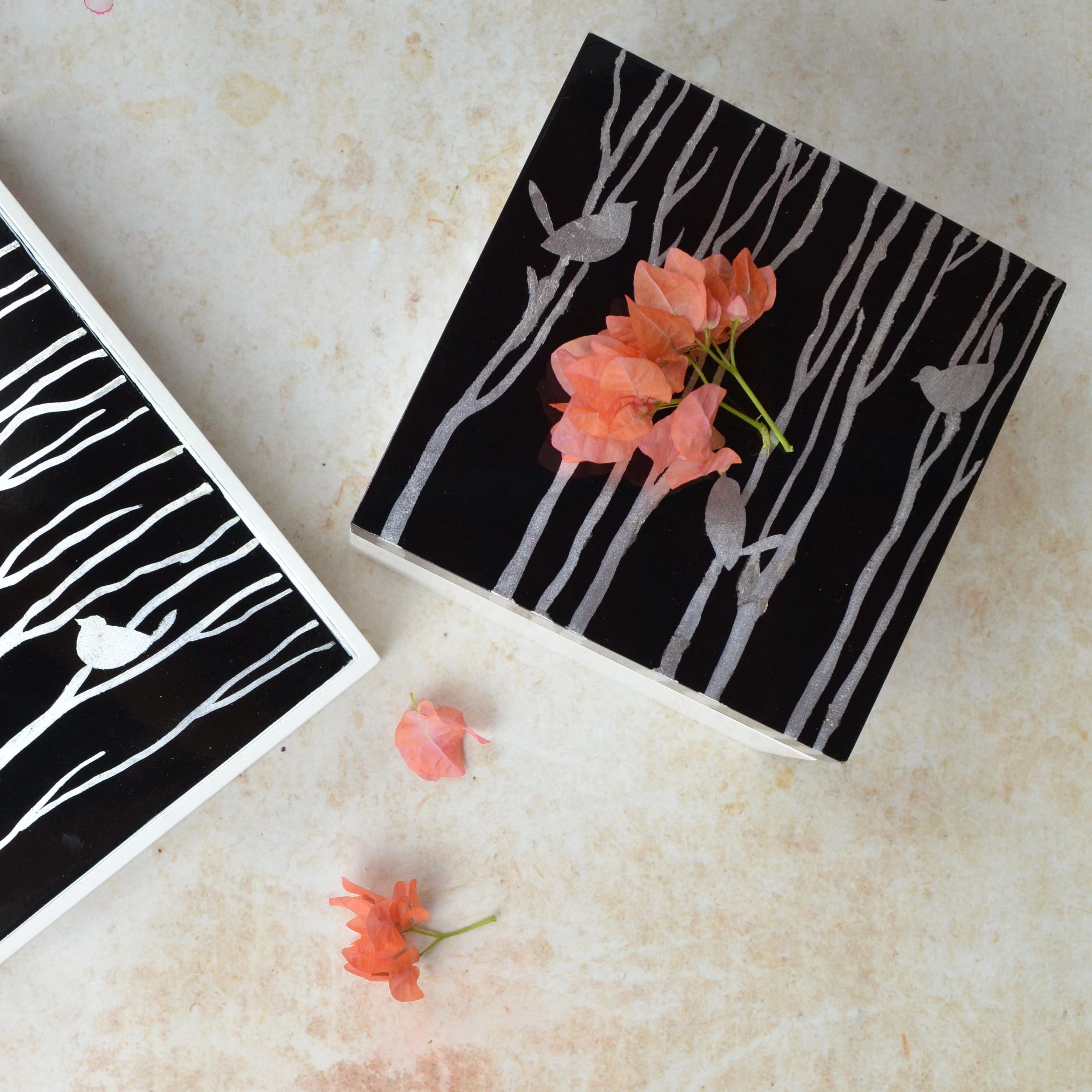 LACQUER box with bird design - black and white - Image 9