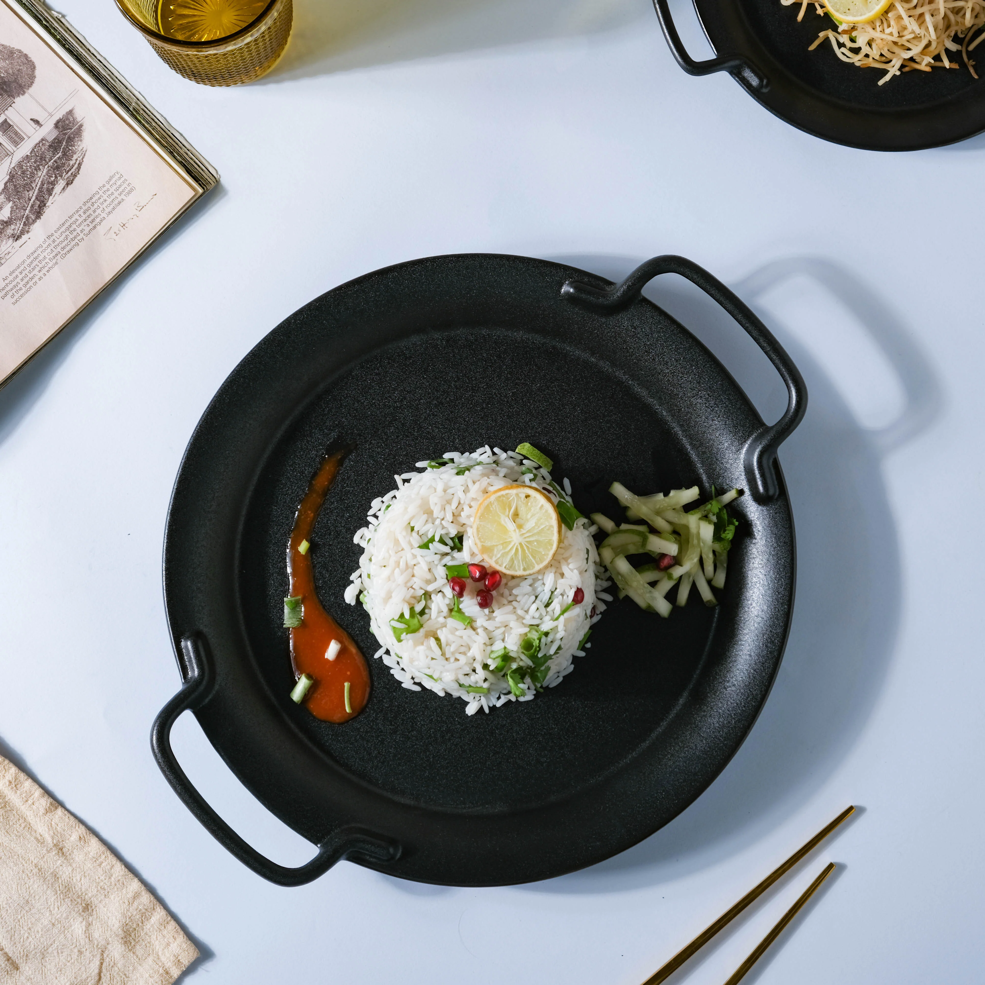 Large Round Baking Tray With Handle - Image 4