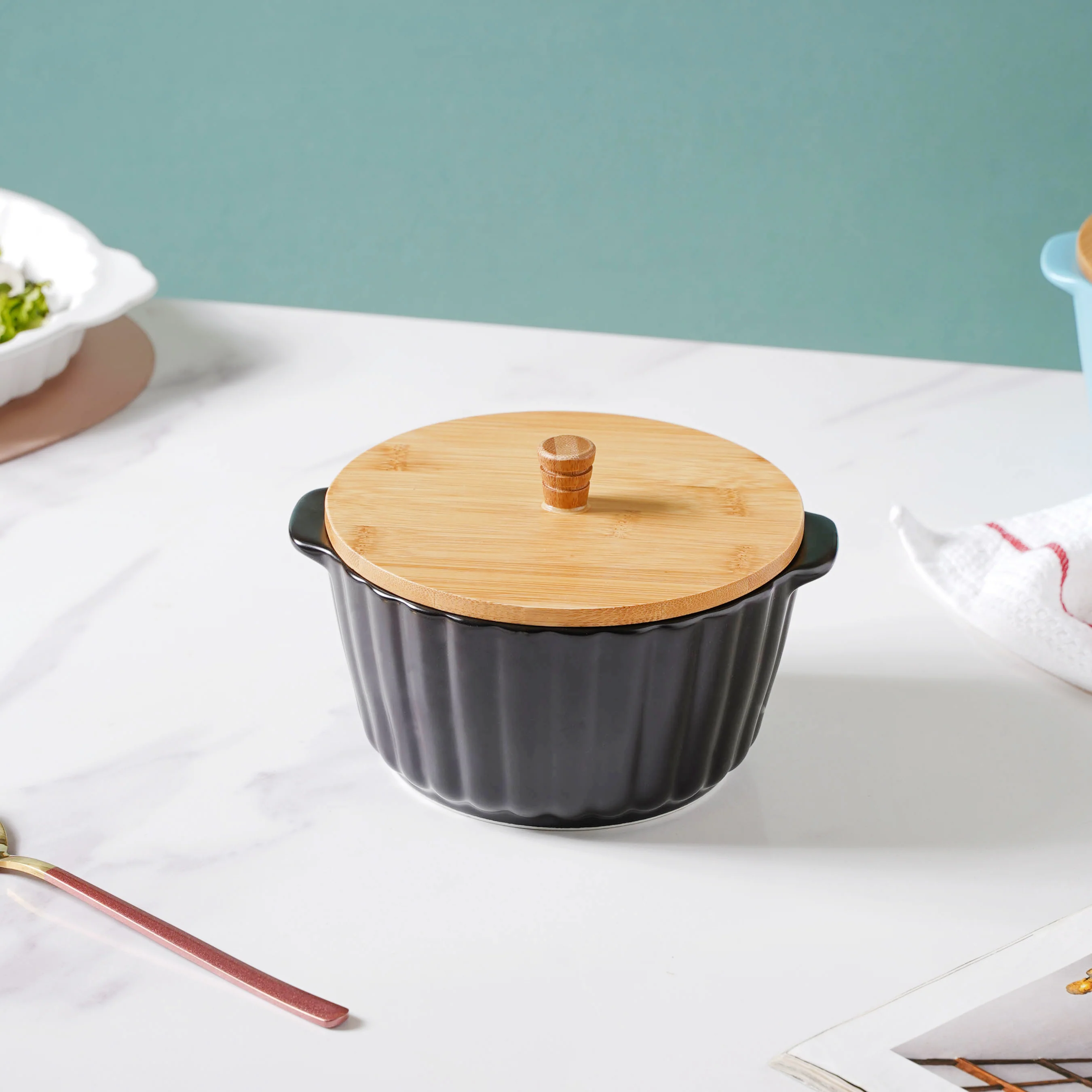 Midnight Black Scalloped Pot With Lid 8 Inch