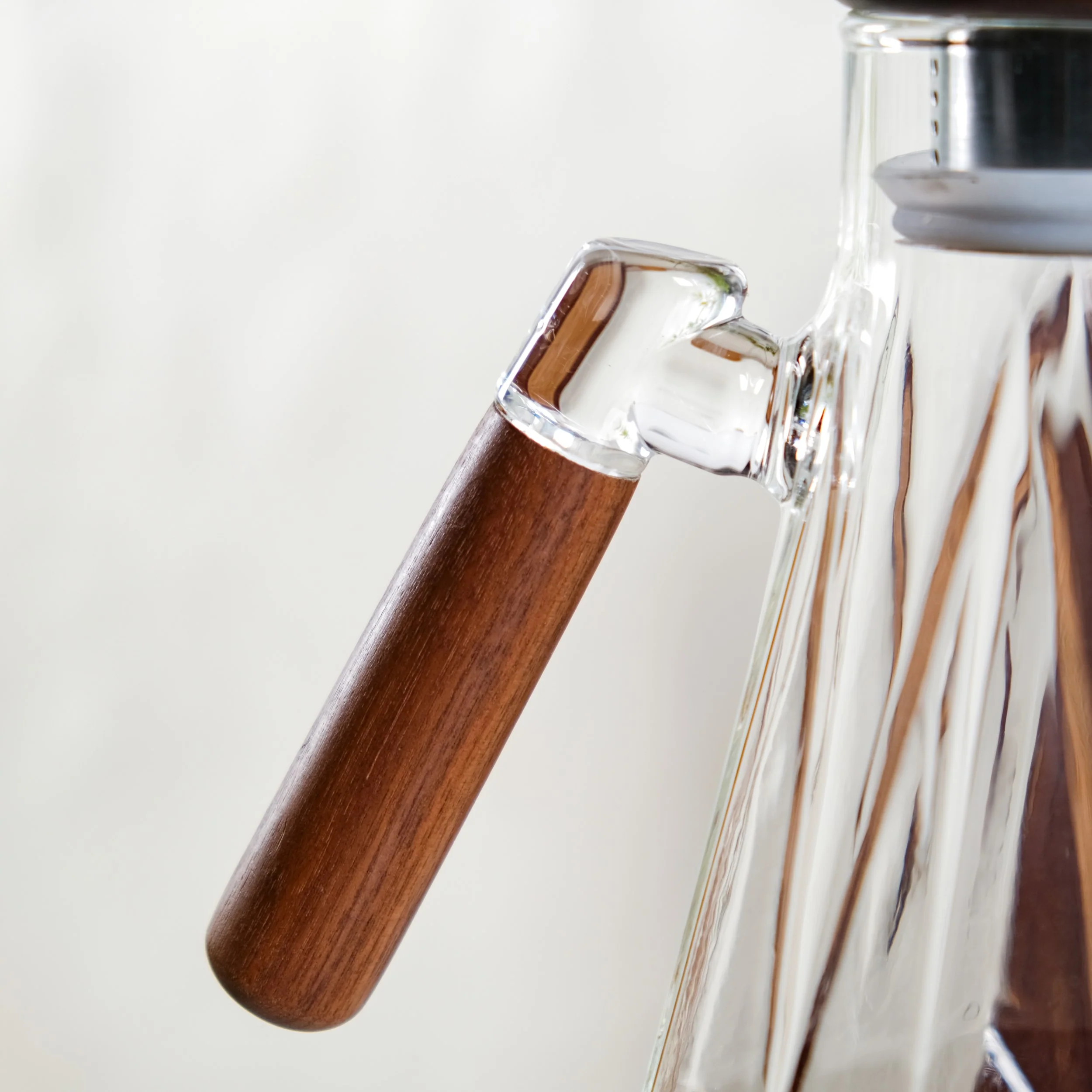 Modern Borosilicate Juice Jar With Fusion Handle 1350ml - Image 7