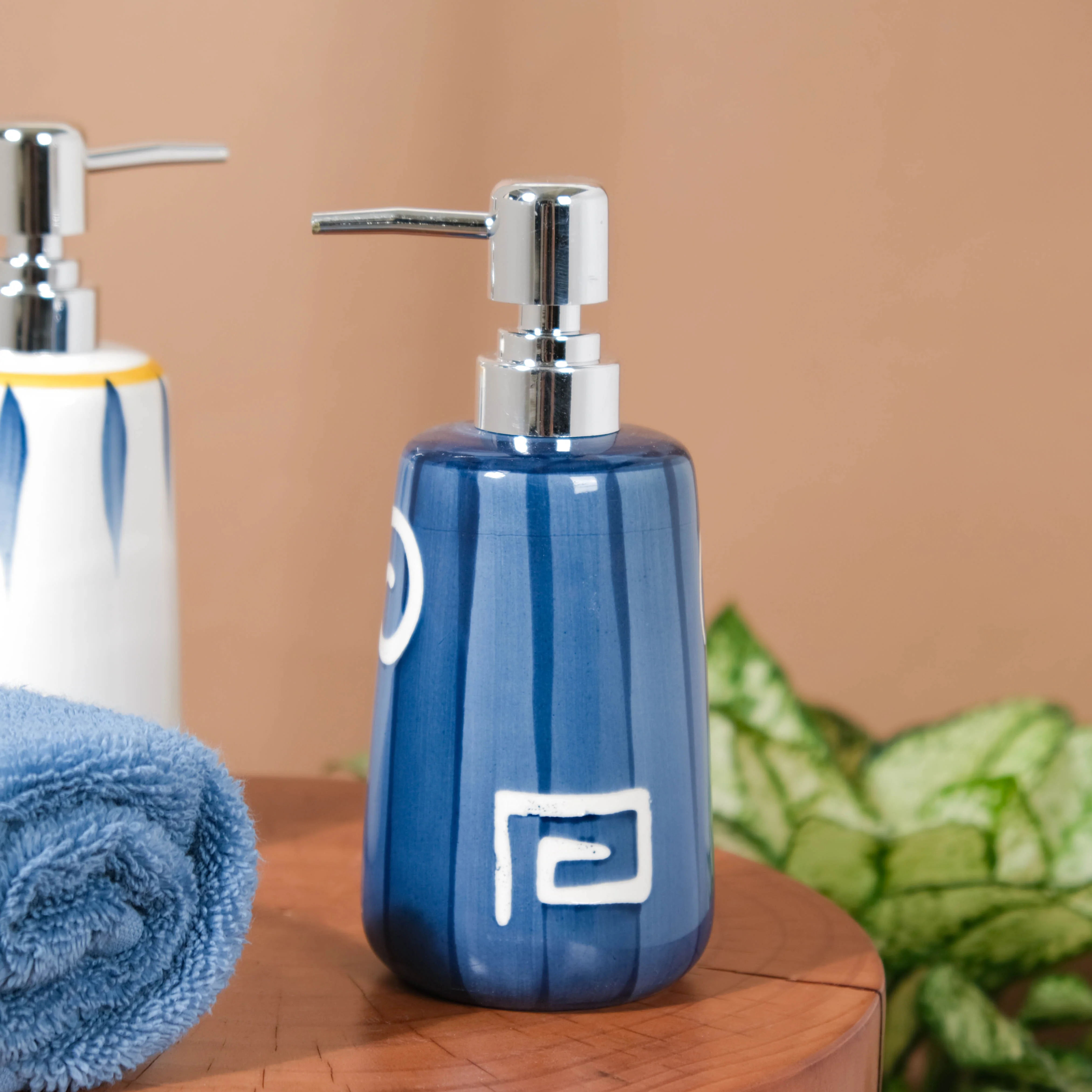 Nitori White Swirl Blue Dispenser With Nozzle 450ml