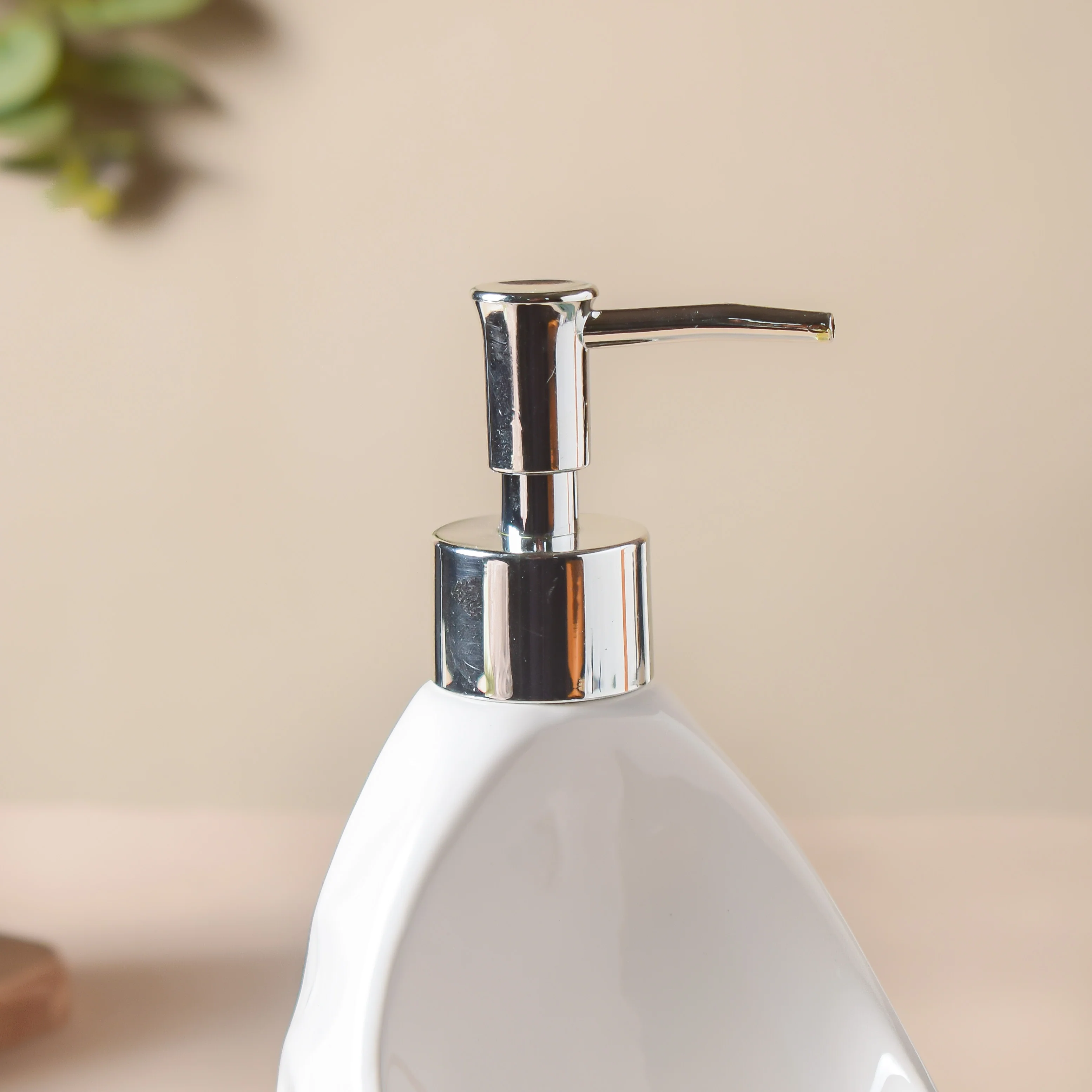 Noelle White Textured Dispenser With Scrubber 450ml - Image 6