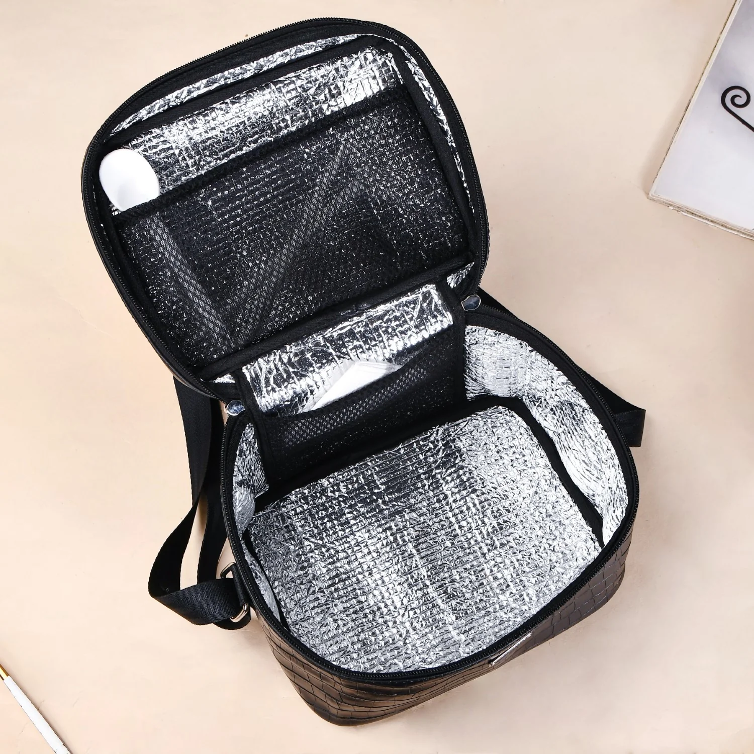 On The Go Lunch Bag Lunch Box Set In Faux Leather - Image 8