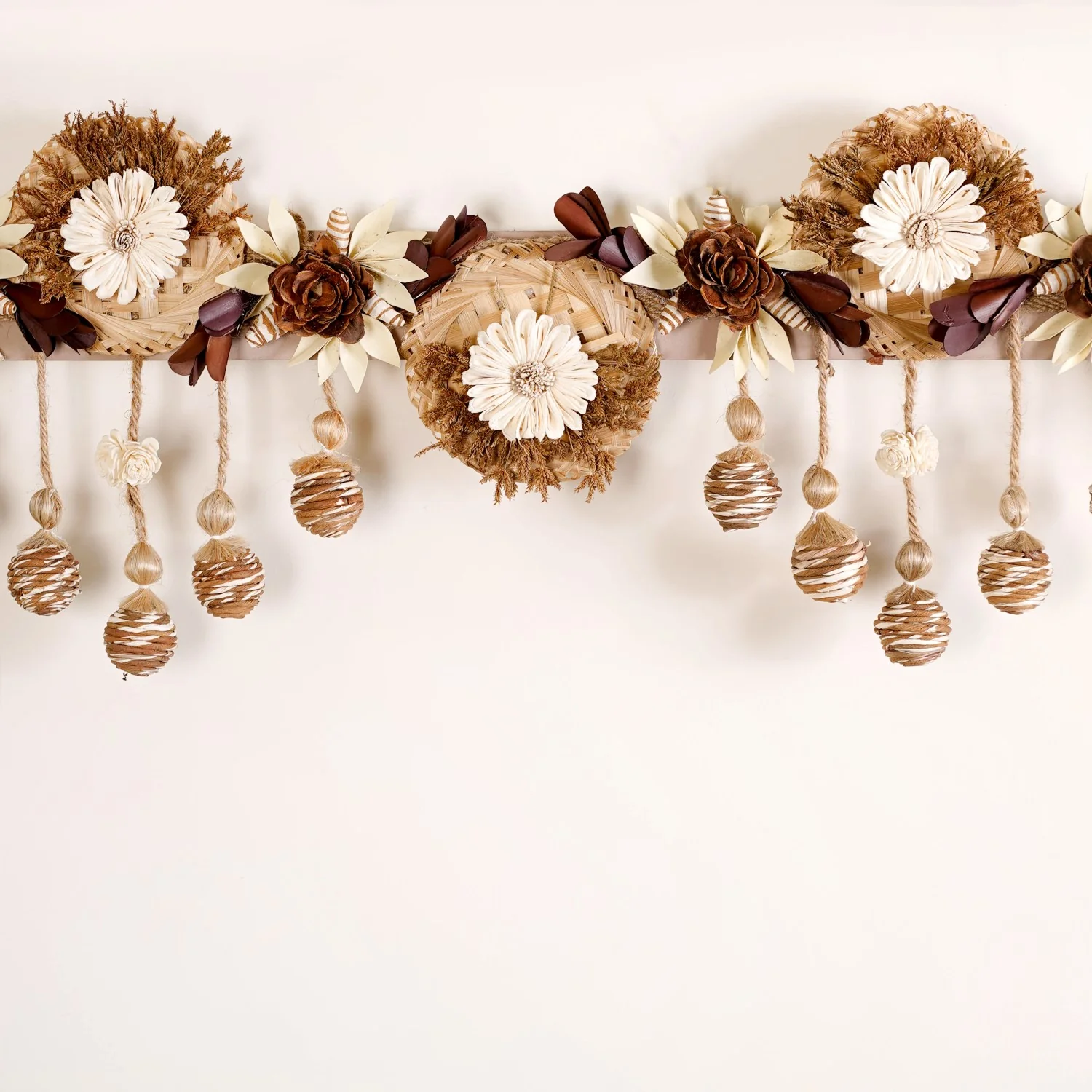 Organic Toran With Sola Flowers And Corn Husk Decoration - Image 7
