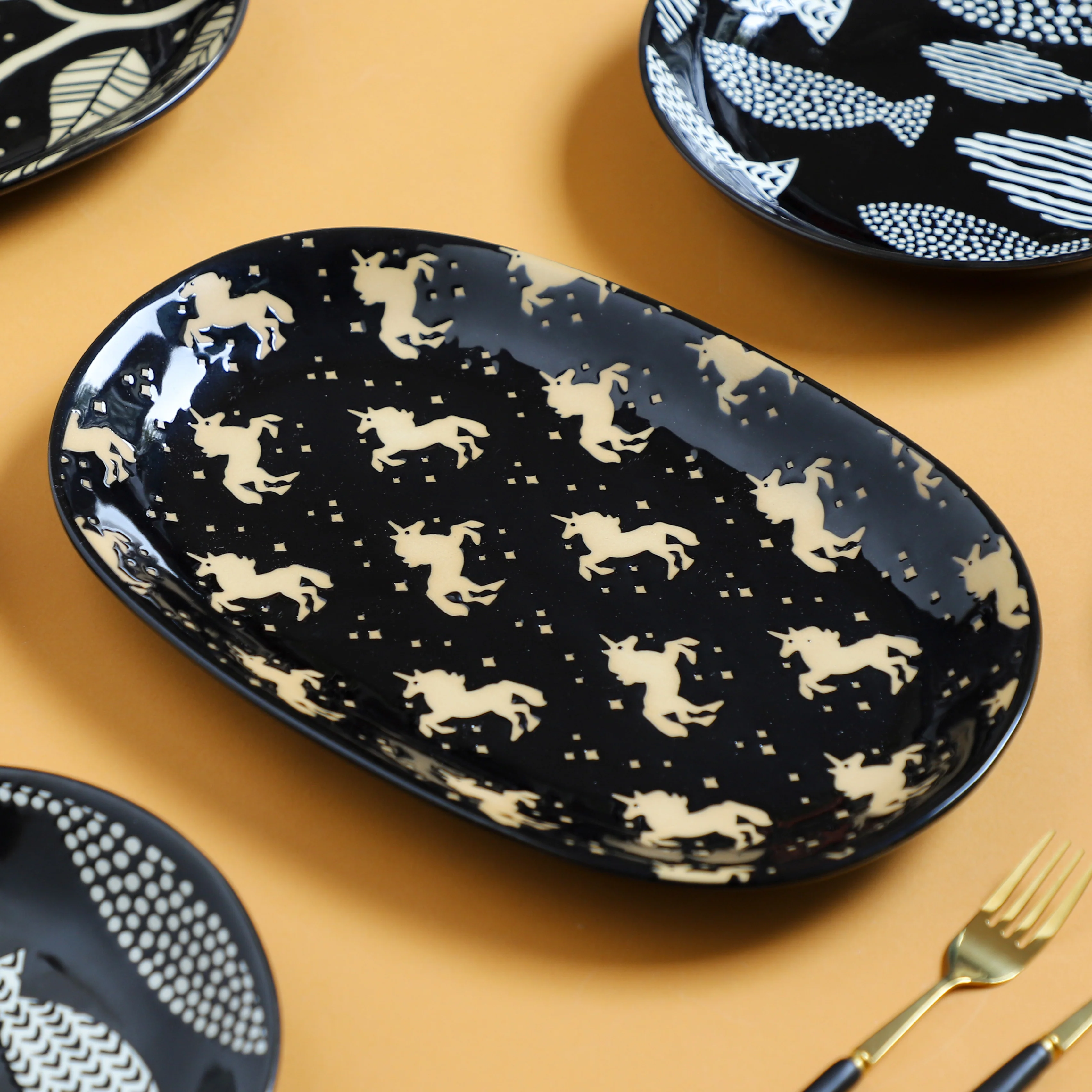 Oval Plates Black