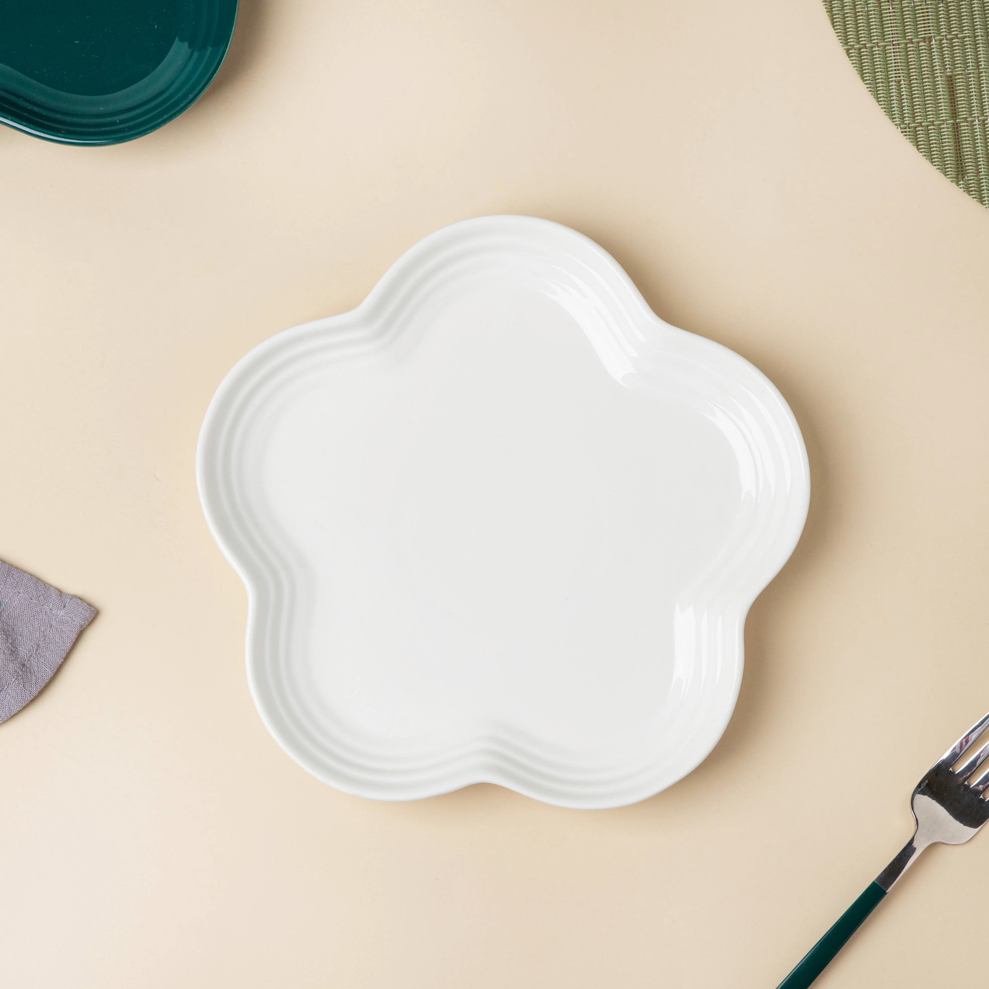 Pearl White Daisy Snack Plate 8 Inch - Image 4