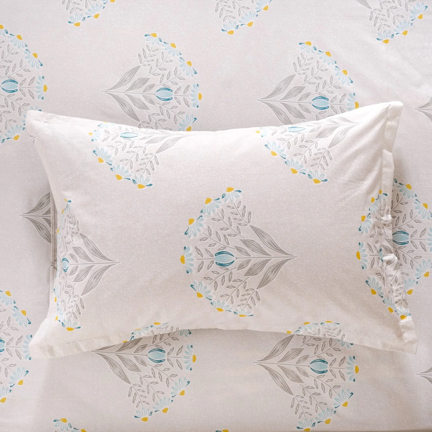 Pure Cotton Daisy Bedsheet Set 180 TC Ultra Soft King Size 275x275 cm - Image 3