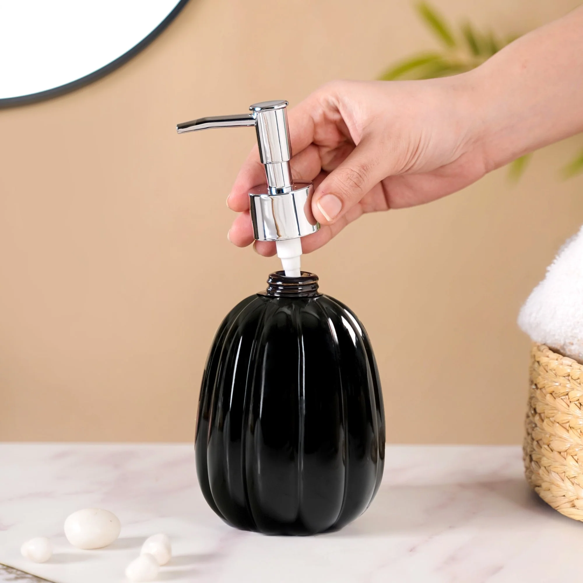 Ribbed Glossy Liquid Dispenser Black 400ml - Image 2