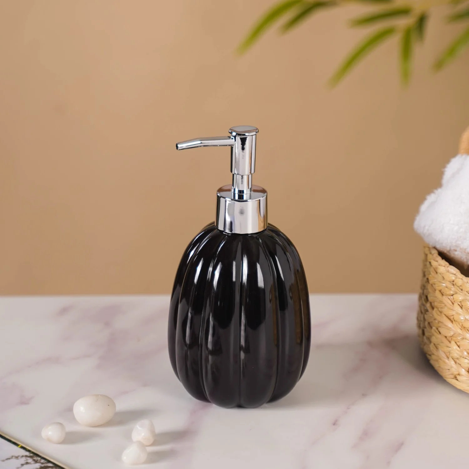 Ribbed Glossy Liquid Dispenser Black 400ml - Image 3