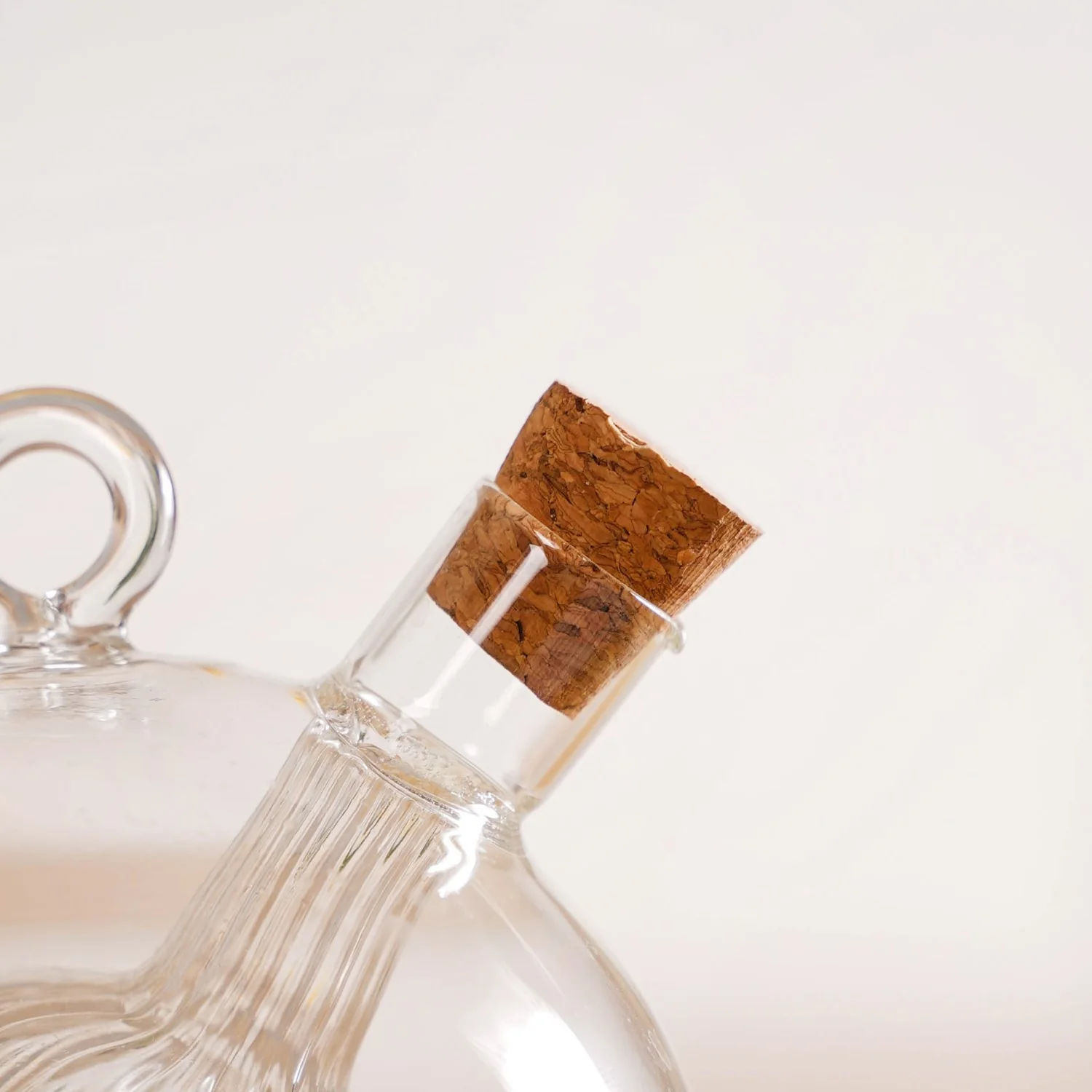 Round Reeded 2 in 1 Glass Oil Vinegar Dispenser Bottle - Image 6