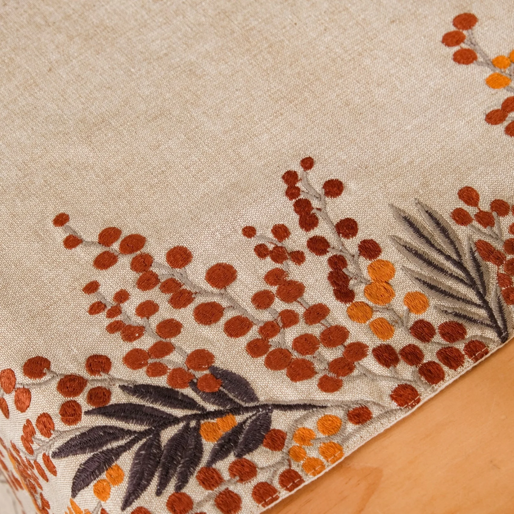 Rustic Charm Wild Berry Cotton Table Runner - Image 8