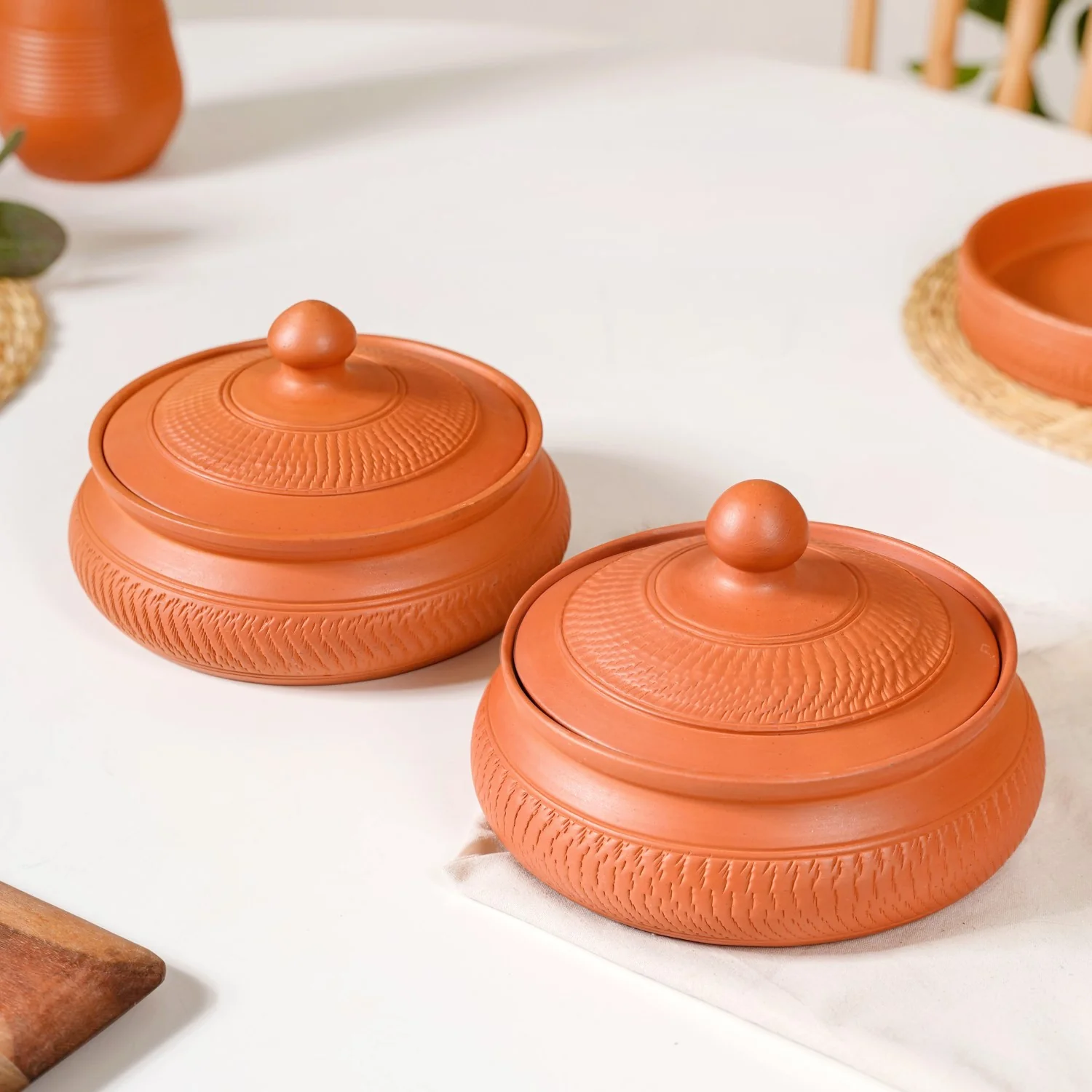 Set Of 2 Engraved Terracotta Serving Bowls With Lid 1400ml - Image 2