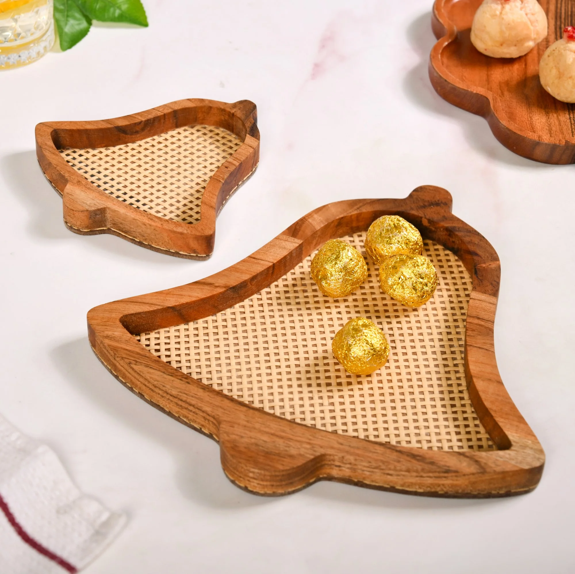 Set Of 2 Jingle Bells Wooden Platters With Rattan Weave - Image 3