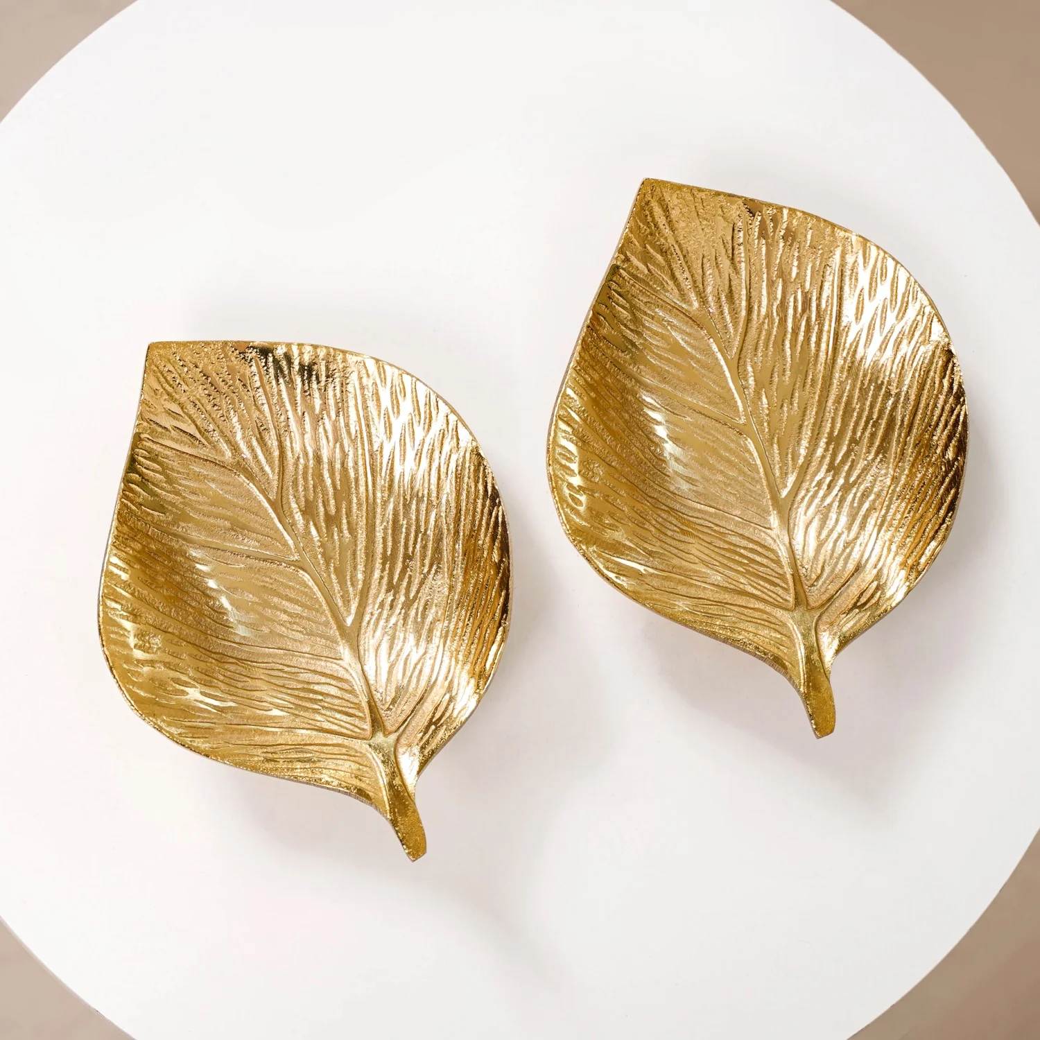 Set of 2 Leaf Plates Gold - Image 3
