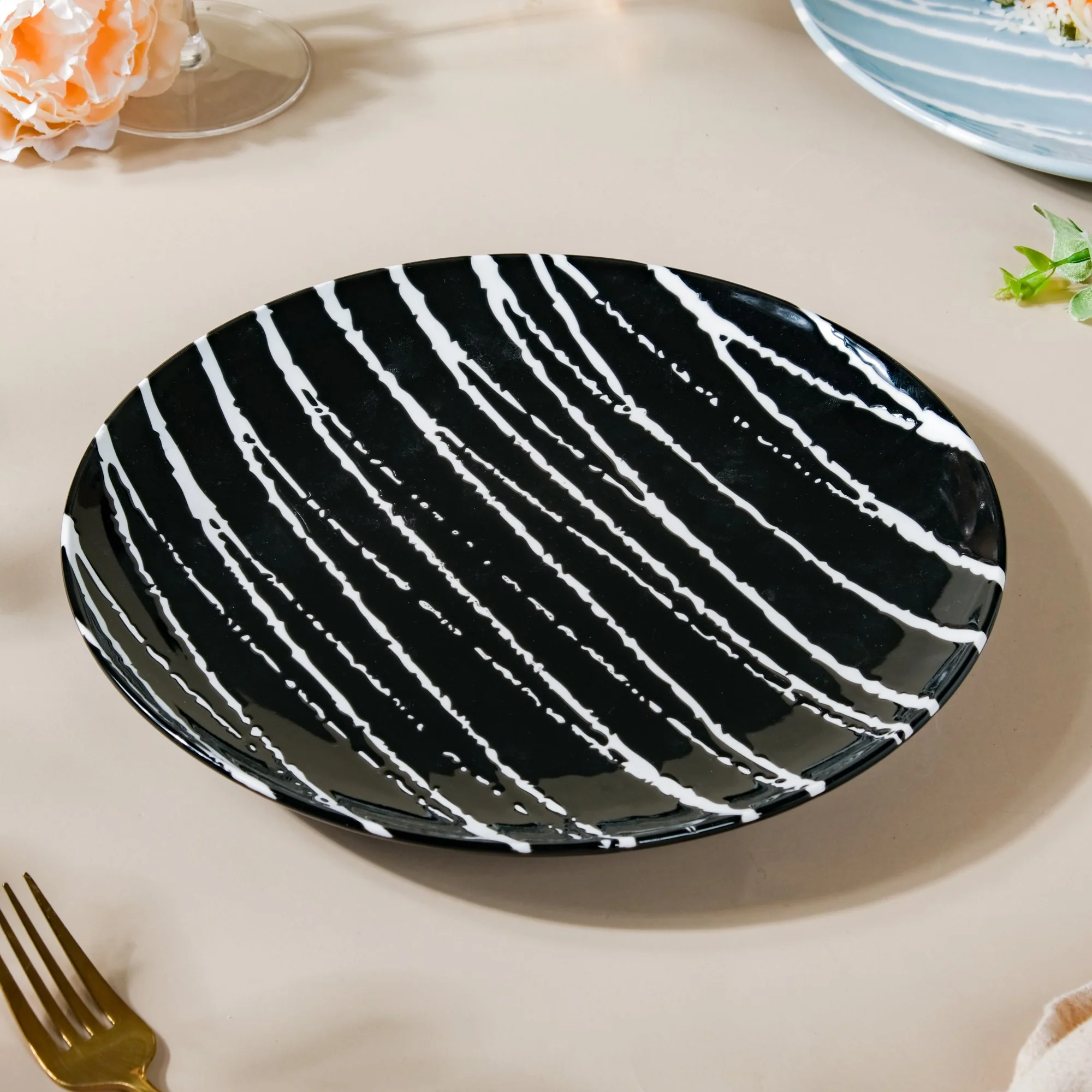 Sleek Abstract Patterned Dinner Plate Black 9.5 Inch - Image 4