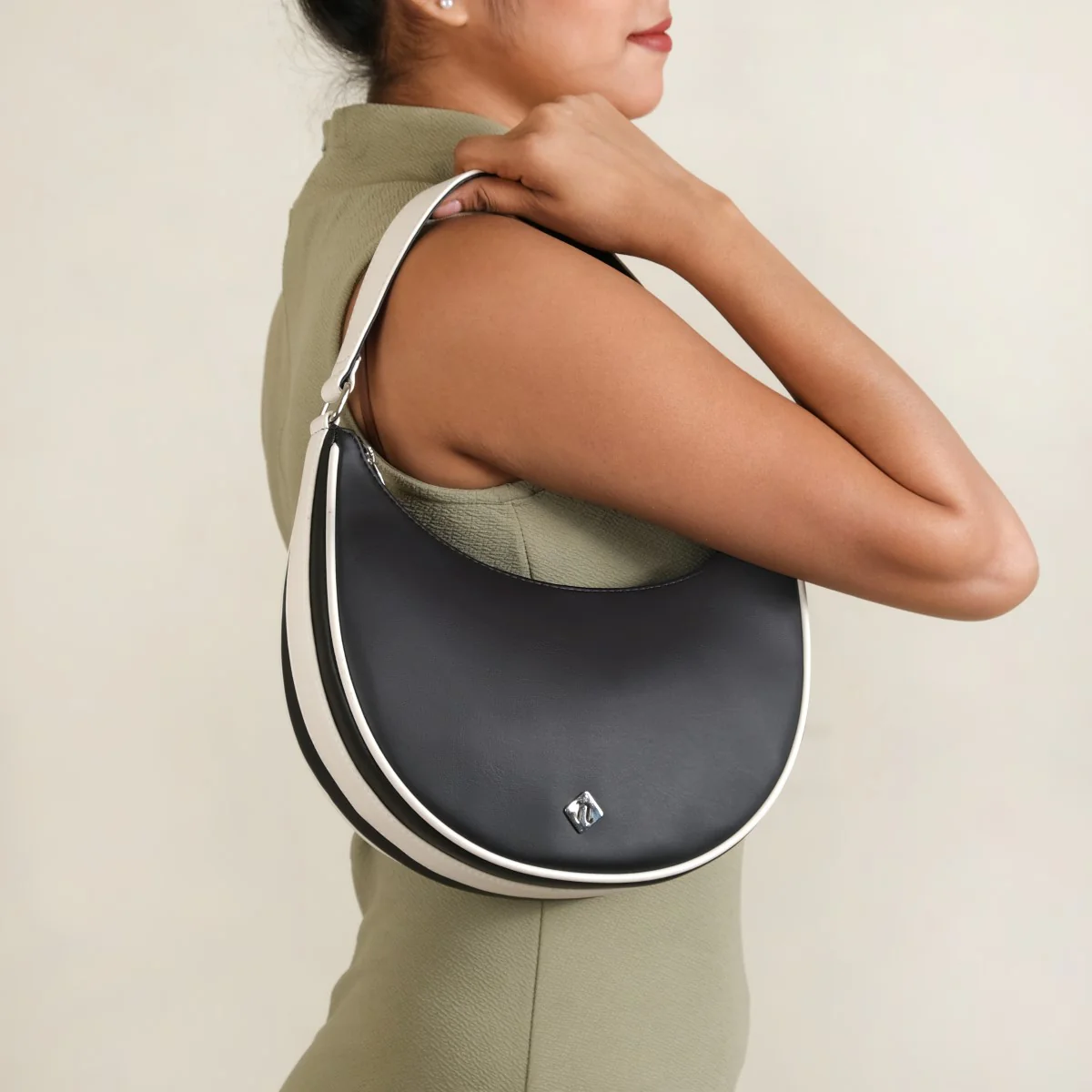 Sleek Urbanite Black Moon Handbag - Image 3