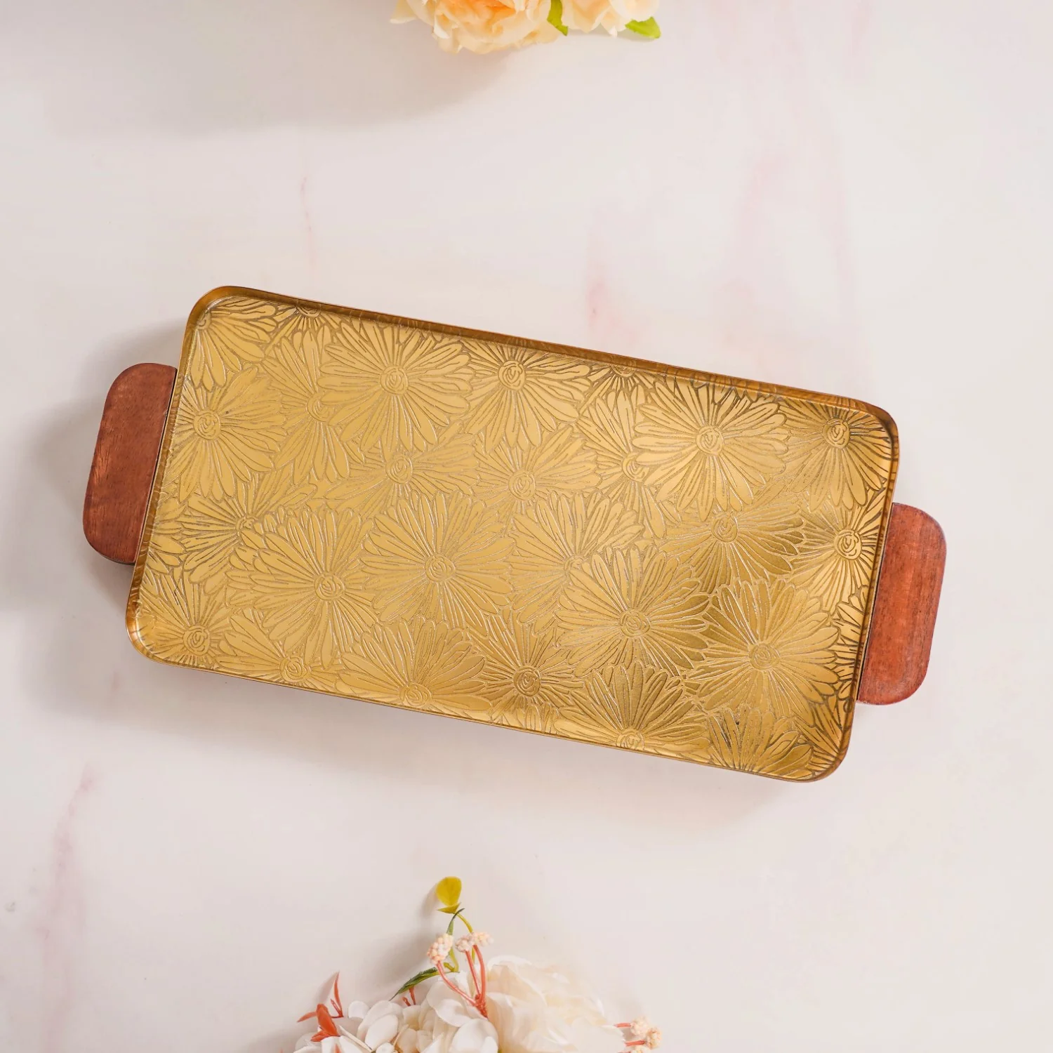 Small Daisy Embossed Metal Tray With Mango Wood Handles - Image 6
