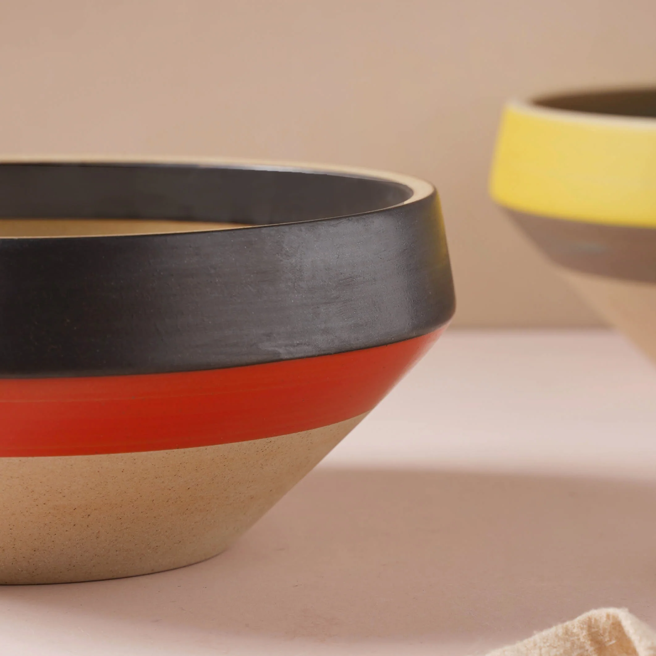 Soboku Red And Black Large Serving Bowl 7.5 Inch 1.3 L - Image 3