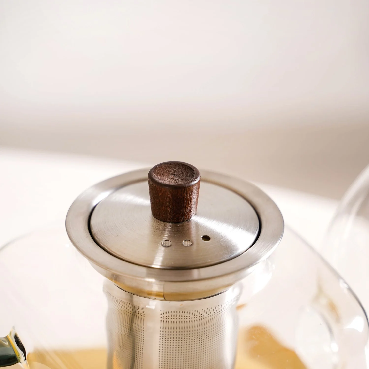 Square Glass Teapot With Black Tinted Handle 1250ml - Image 5